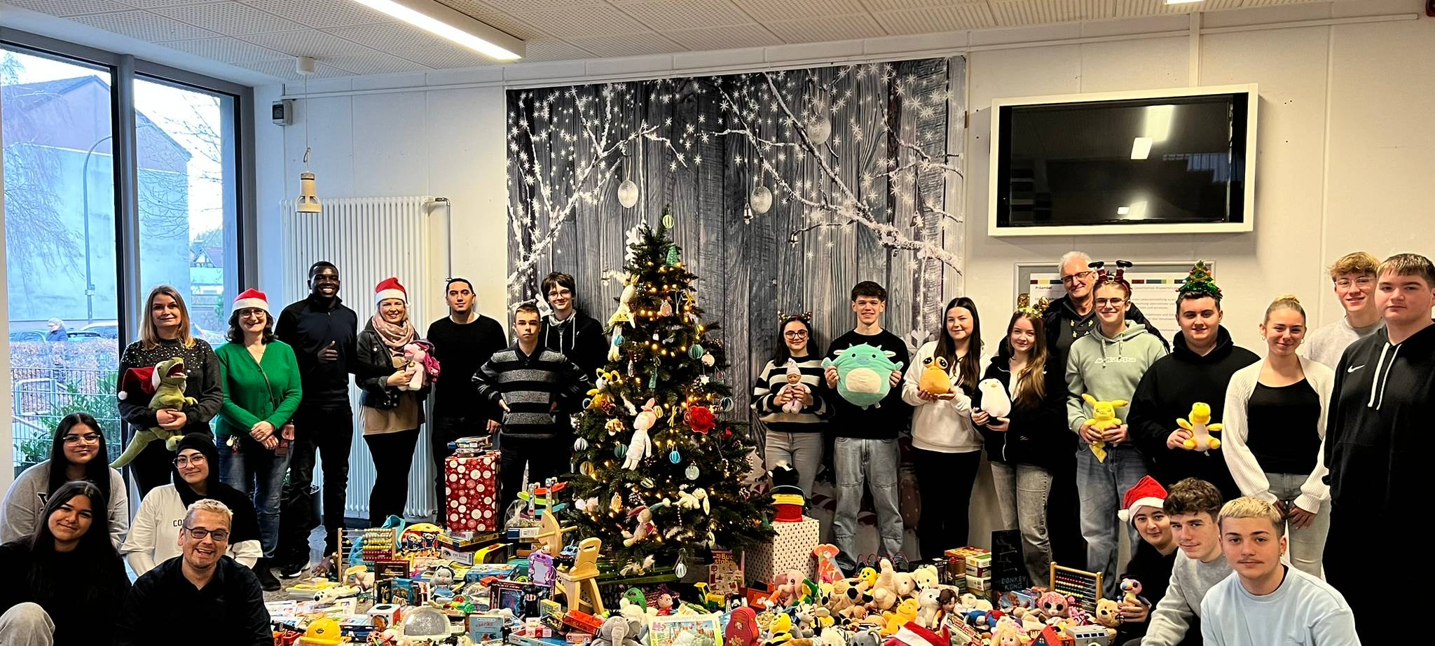 Kinder und Jugendliche vor einem Berg von Spielsachen