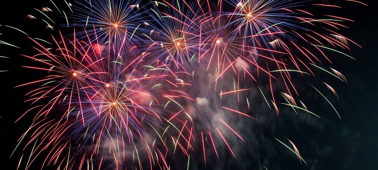 Feuerwerksraketen explodieren am Nachthimmel