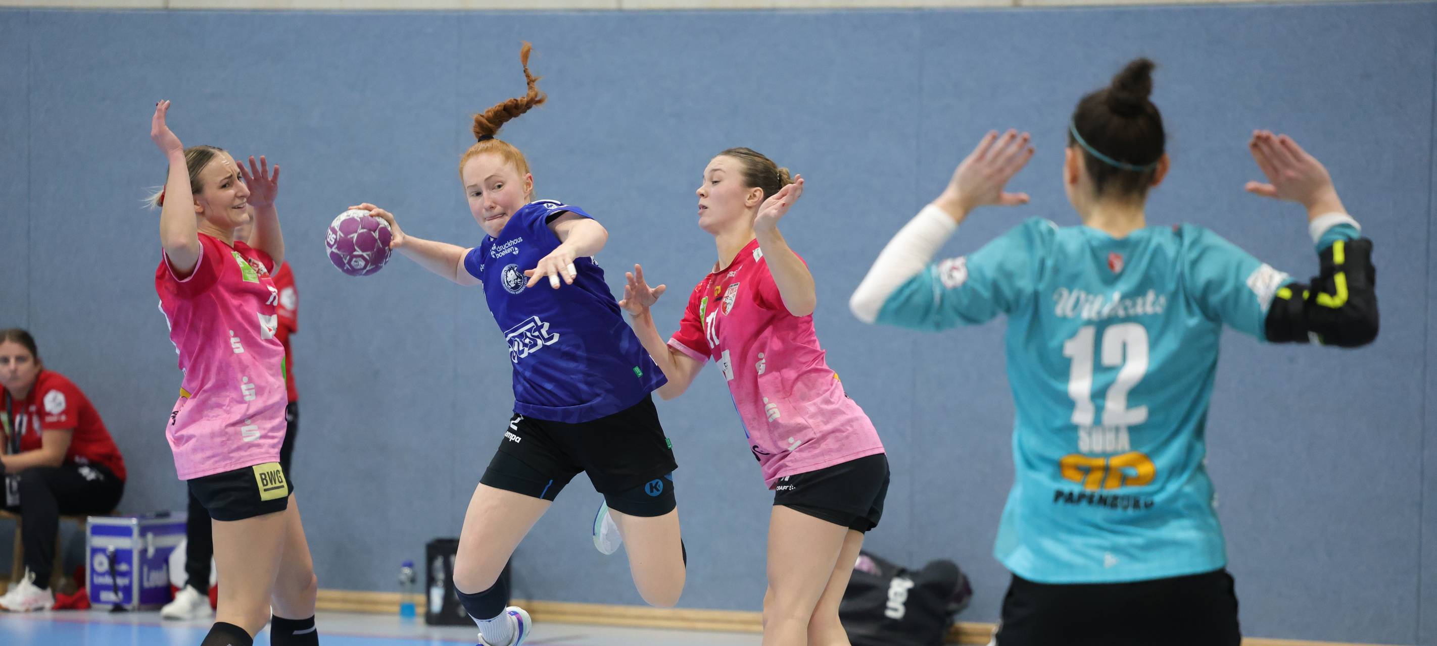 Eine Handballerin des Bergischen HC beim Torwurf