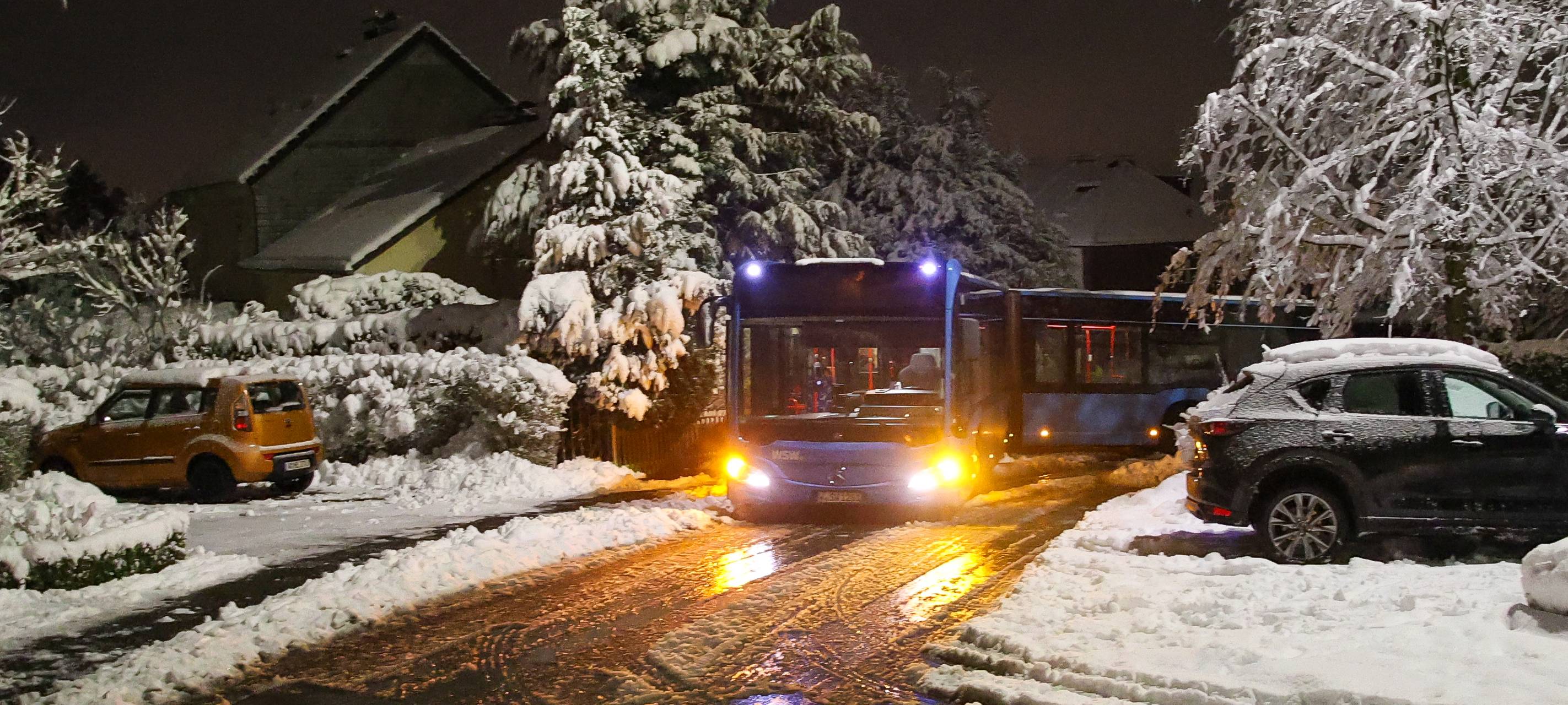 Ein Bus auf einer Straße voller Schneematsch