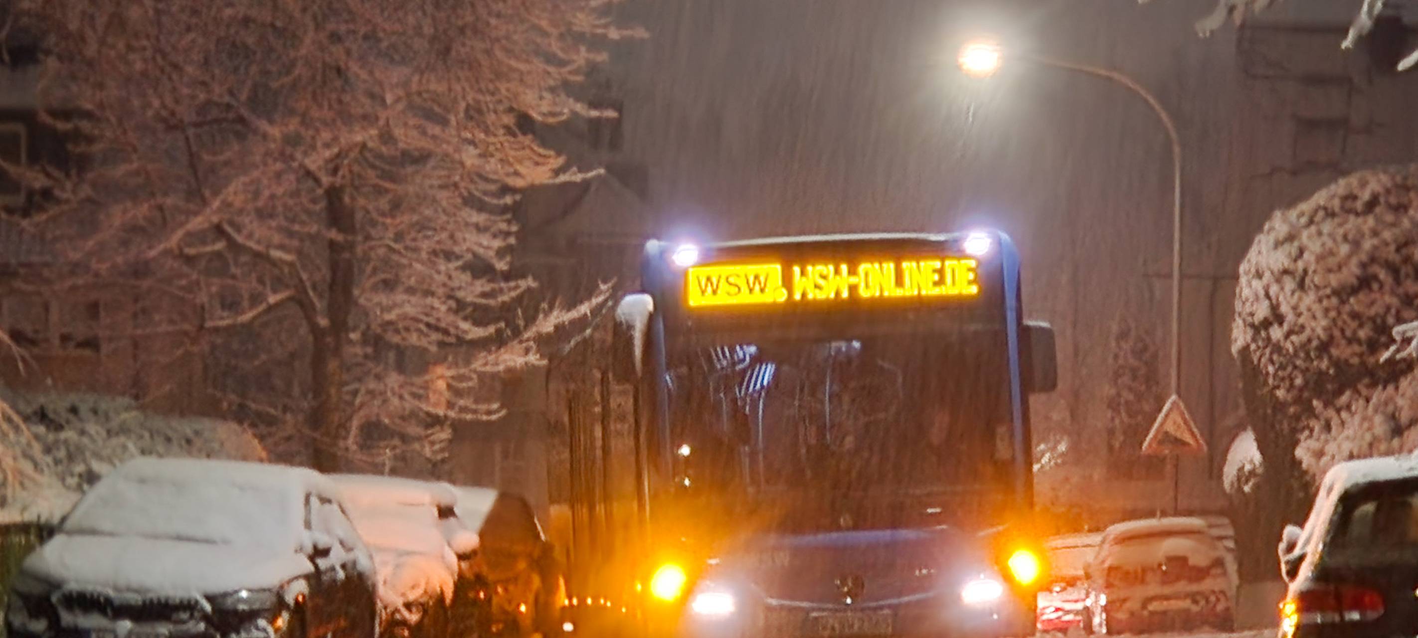 Ein Bus der Wuppertaler Stadtwerke kommt wegen Schnees nicht weiter