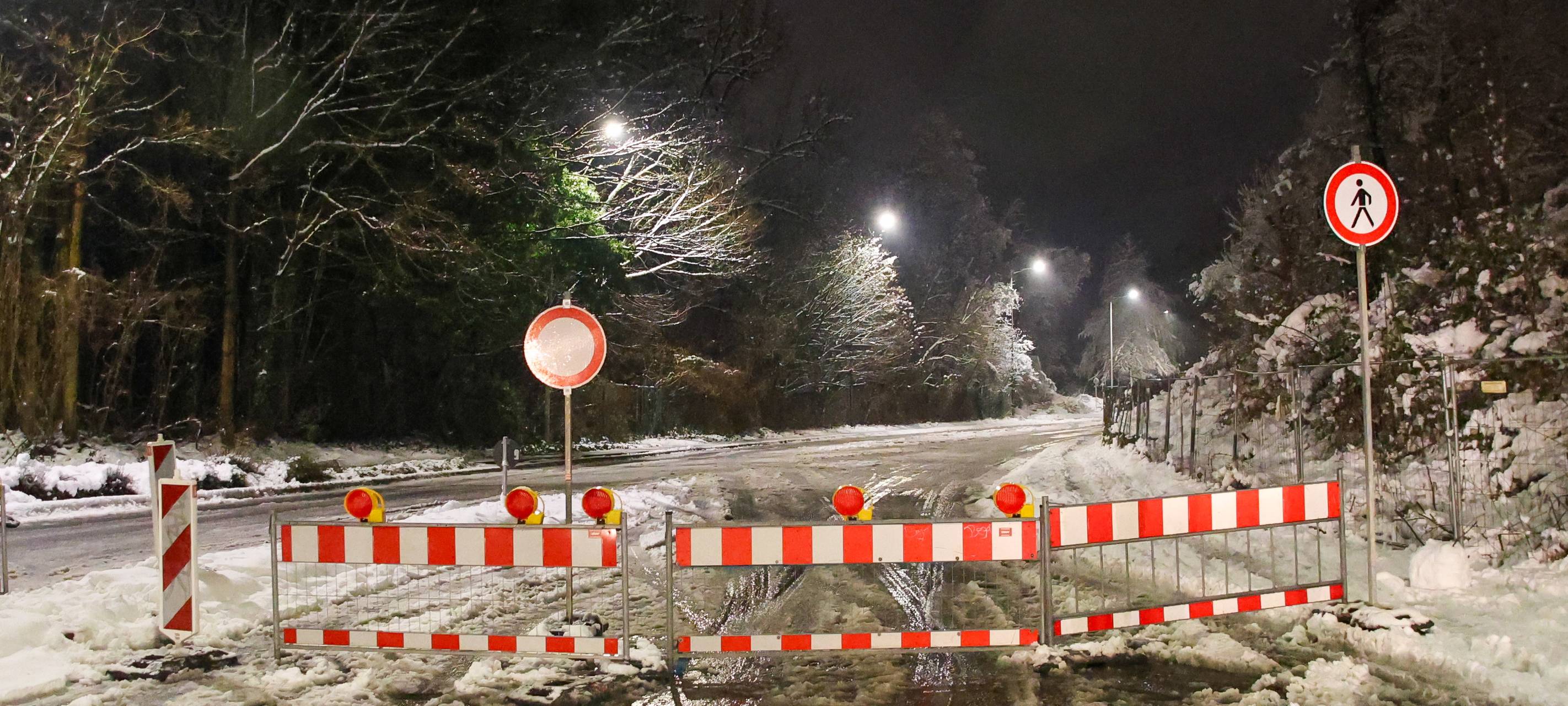 Absperrung an einer wegen Winterwetters gesperrten Straße