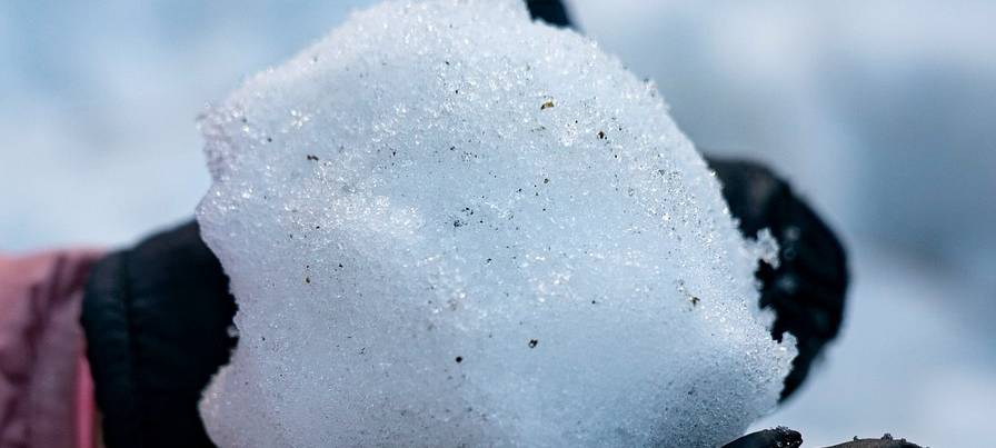 Schneeball zerstört Windschutzscheibe