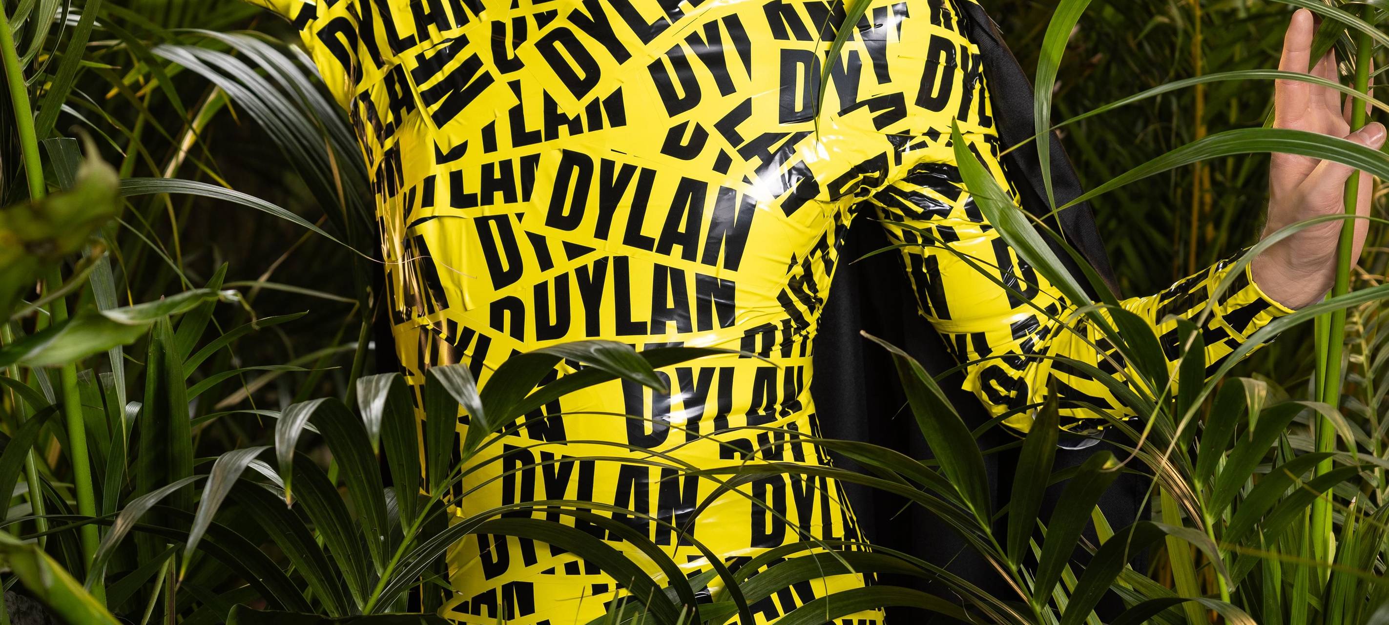 Sam Dylan schaut lächelnd in die Kamera - im Rahmen des RTL-Dschungelcamps.