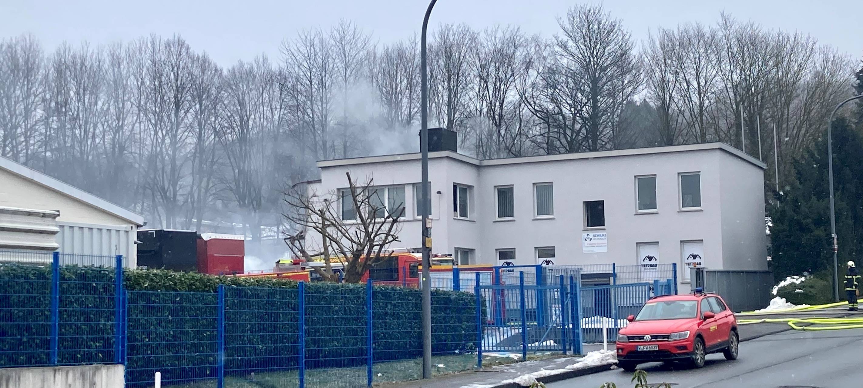 Nach Großbrand in Langerfeld: Feuerwehr weiter vor Ort
