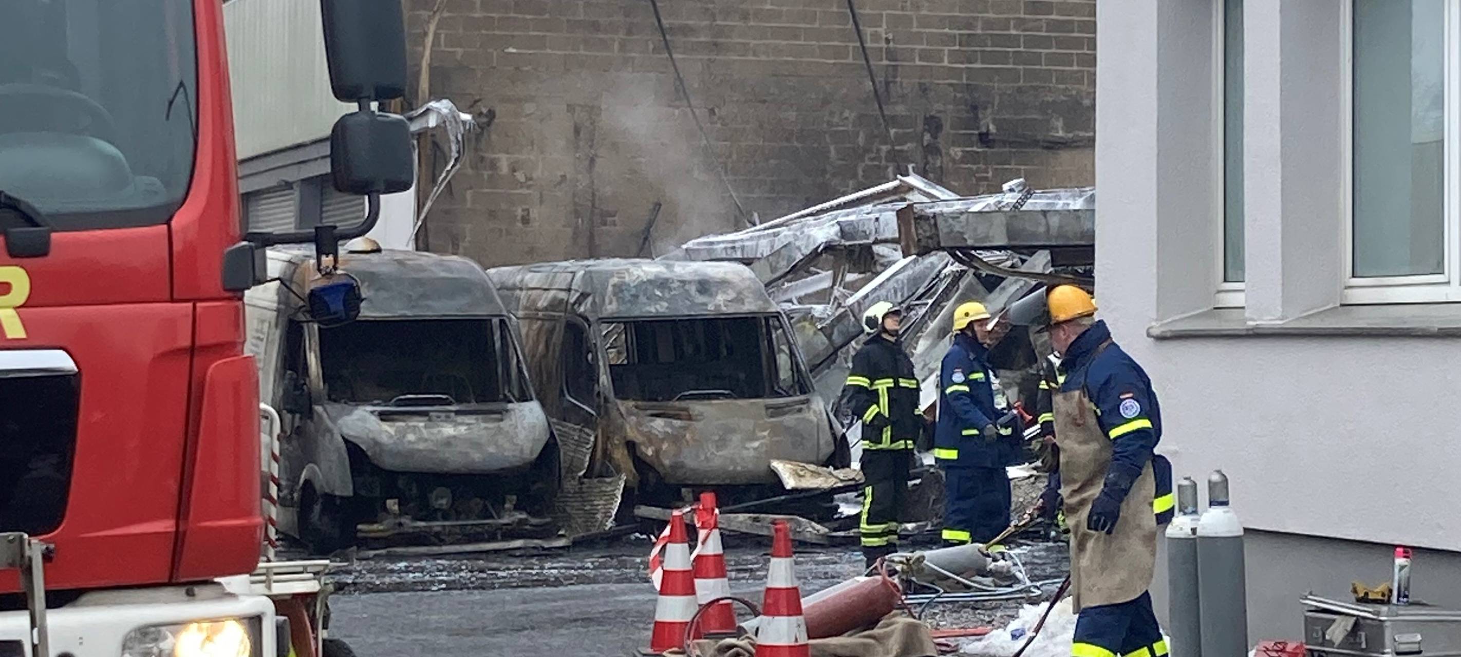 Abgebrannte Autos auf dem von einem Großbrand verwüsteten Industriegelände