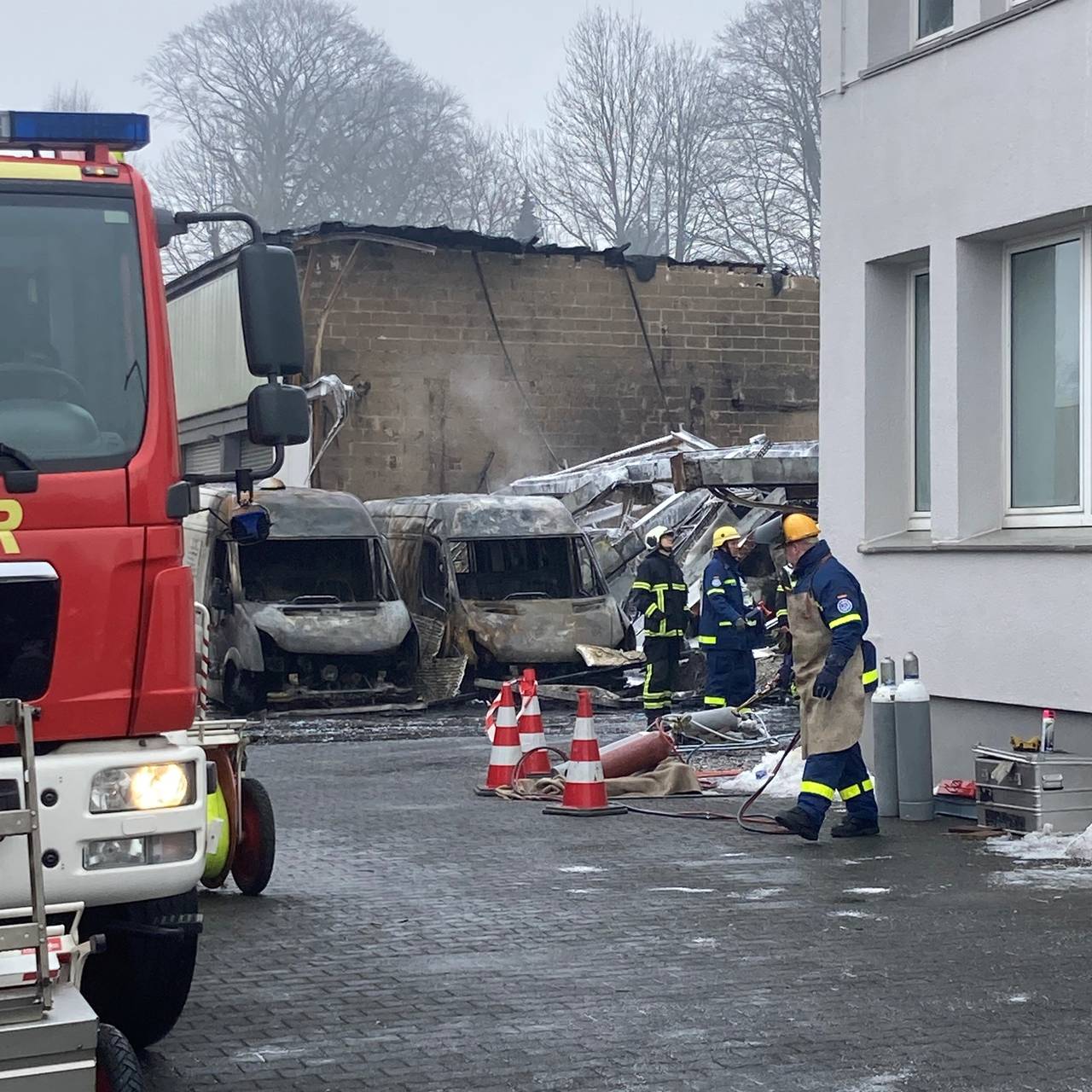 Abgebrannte Autos auf dem von einem Großbrand verwüsteten Industriegelände