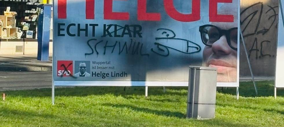 Ein beschmiertes Wahlplakat des SPD-Kandidaten Helge Lindh