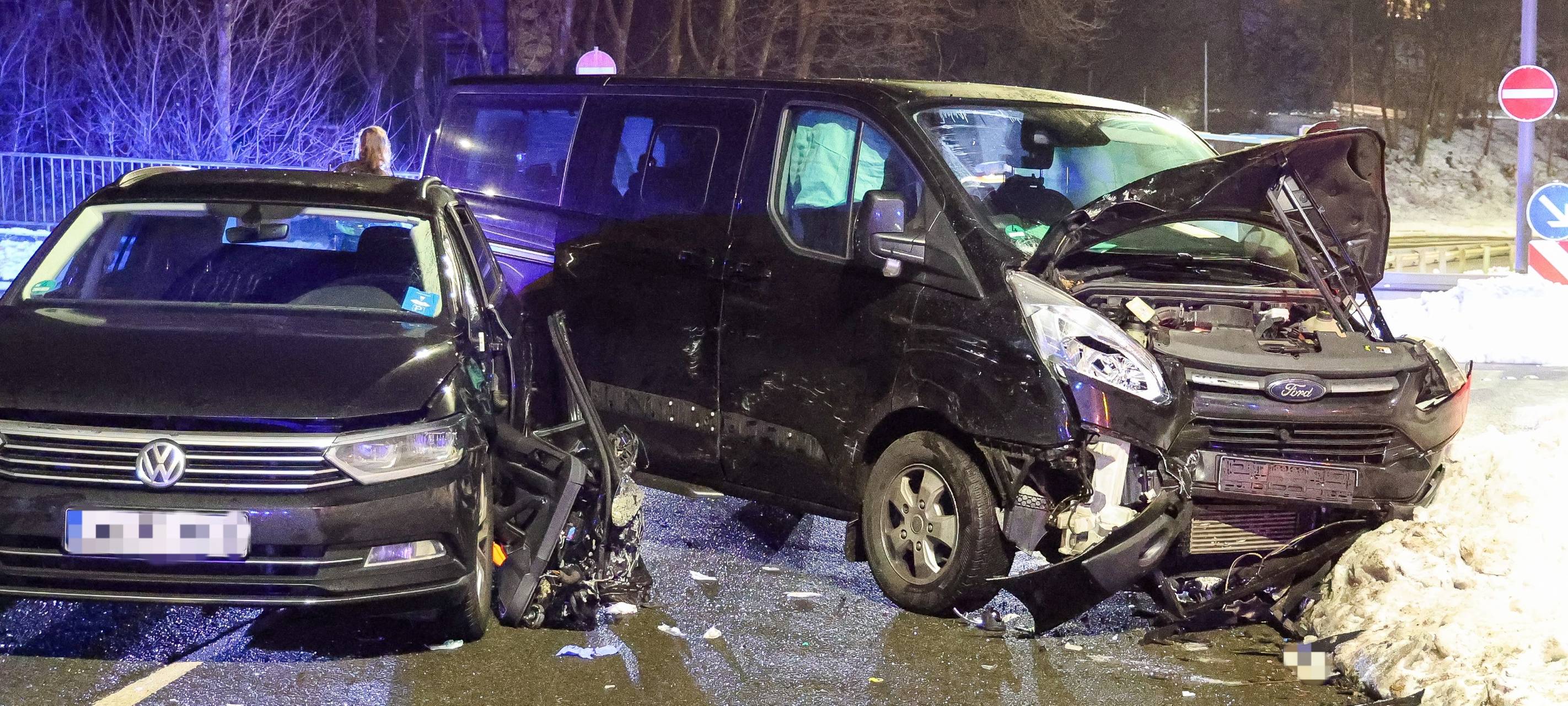 Zwei Autowracks nach Unfall auf der Lichtscheider Straße