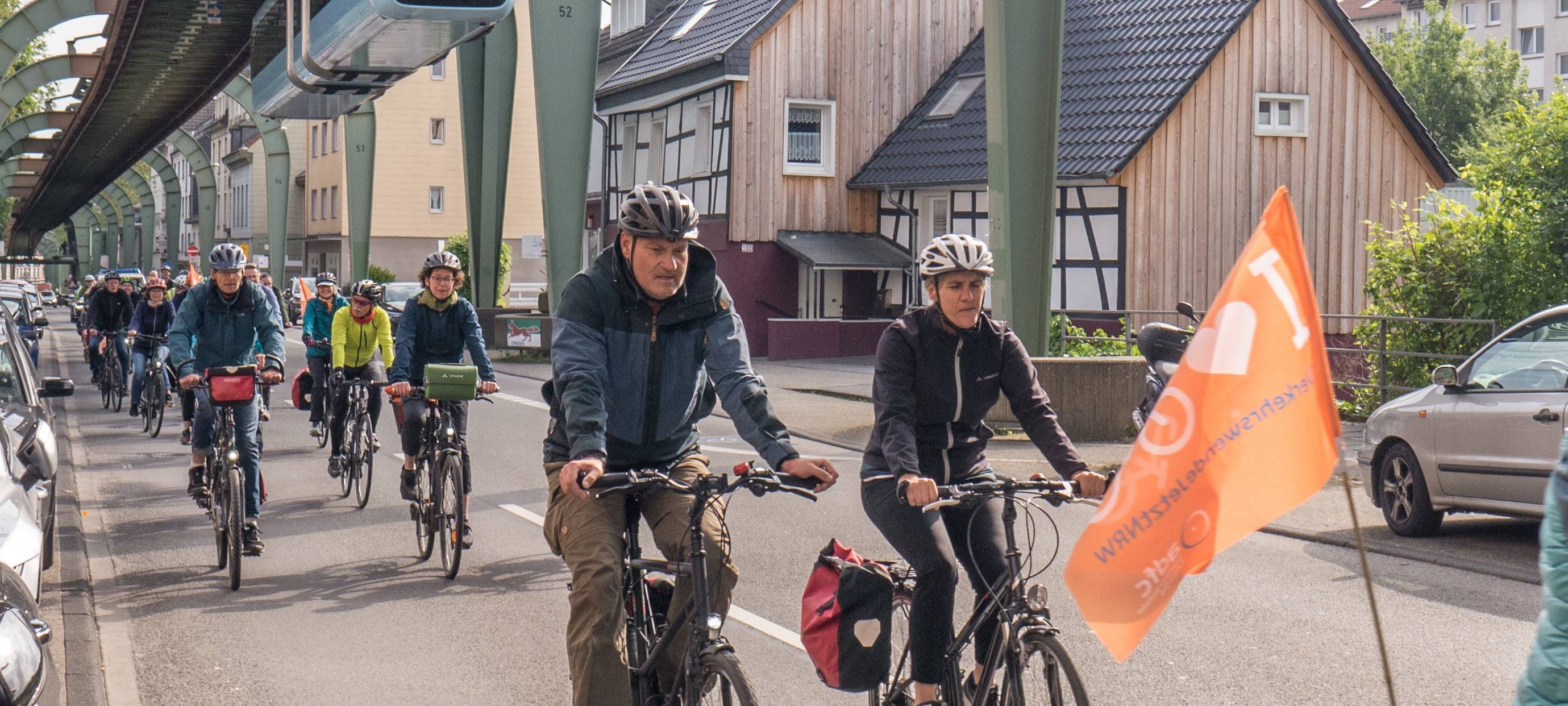 "Mobiles Wuppertal" und ADFC: Fahrraddemo und ´Diskussion