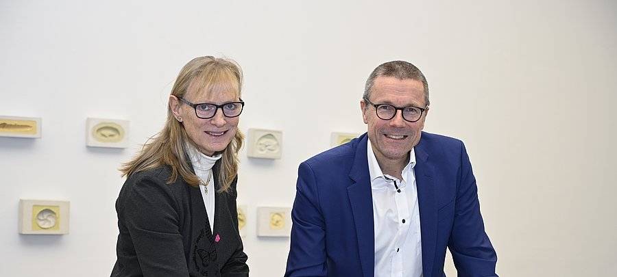 Uni-Rektorin Birgitta Wolff und Oberbürgermeister Uwe Schneidewind beim Unterzeichnen der Vereinbarung