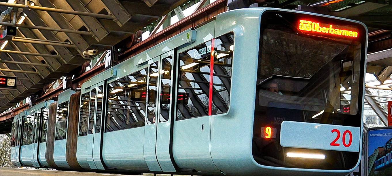 Schwebebahn steht