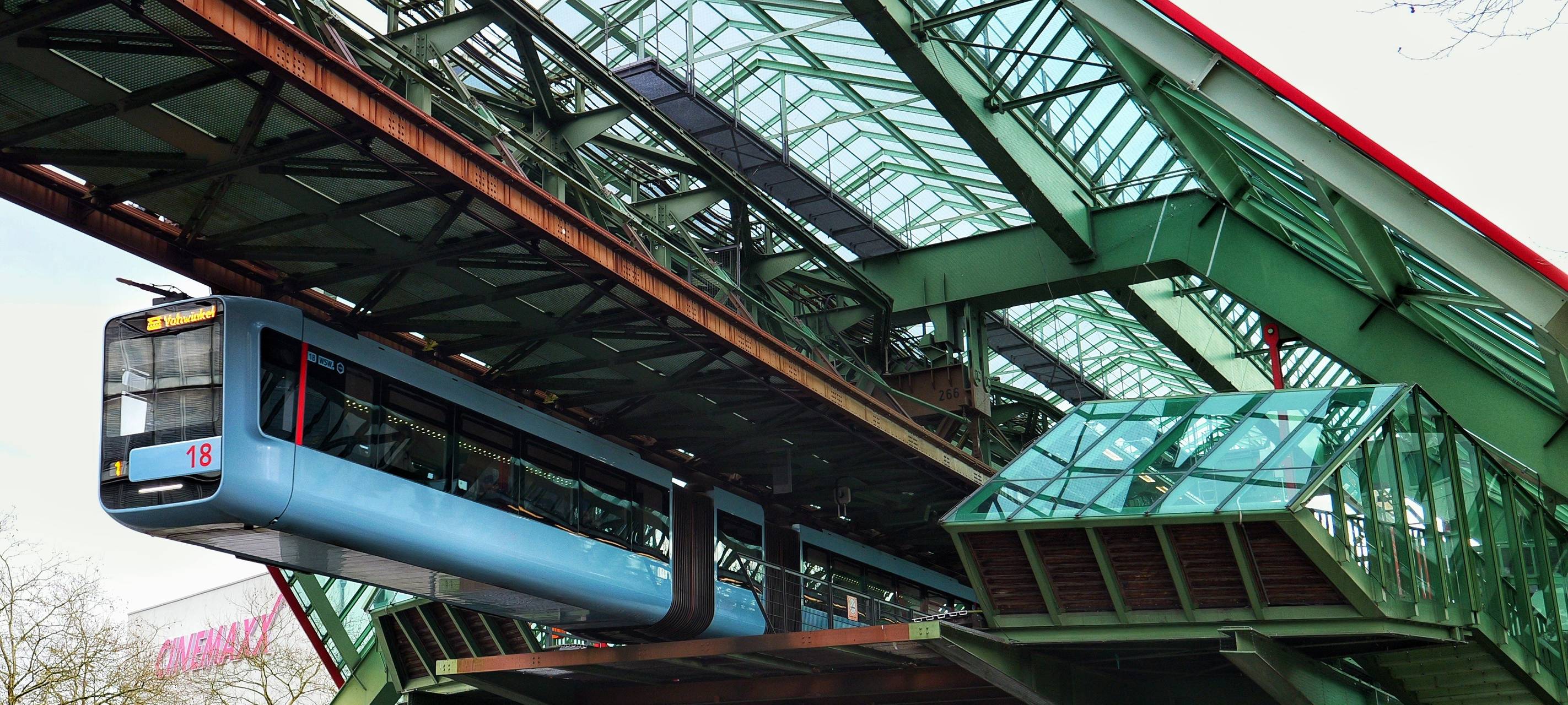 Die Schwebebahn fährt wieder