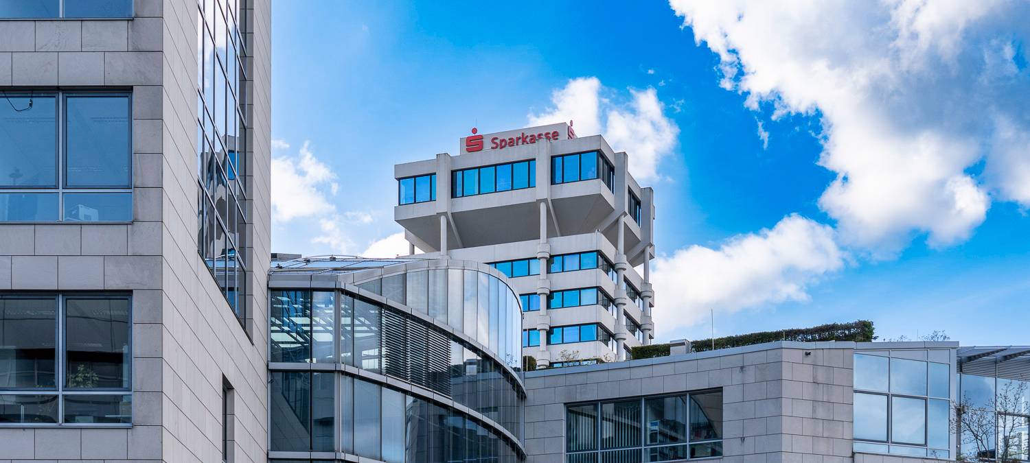 Blick auf ein Bürogebäude und einen Büroturm in Wuppertal