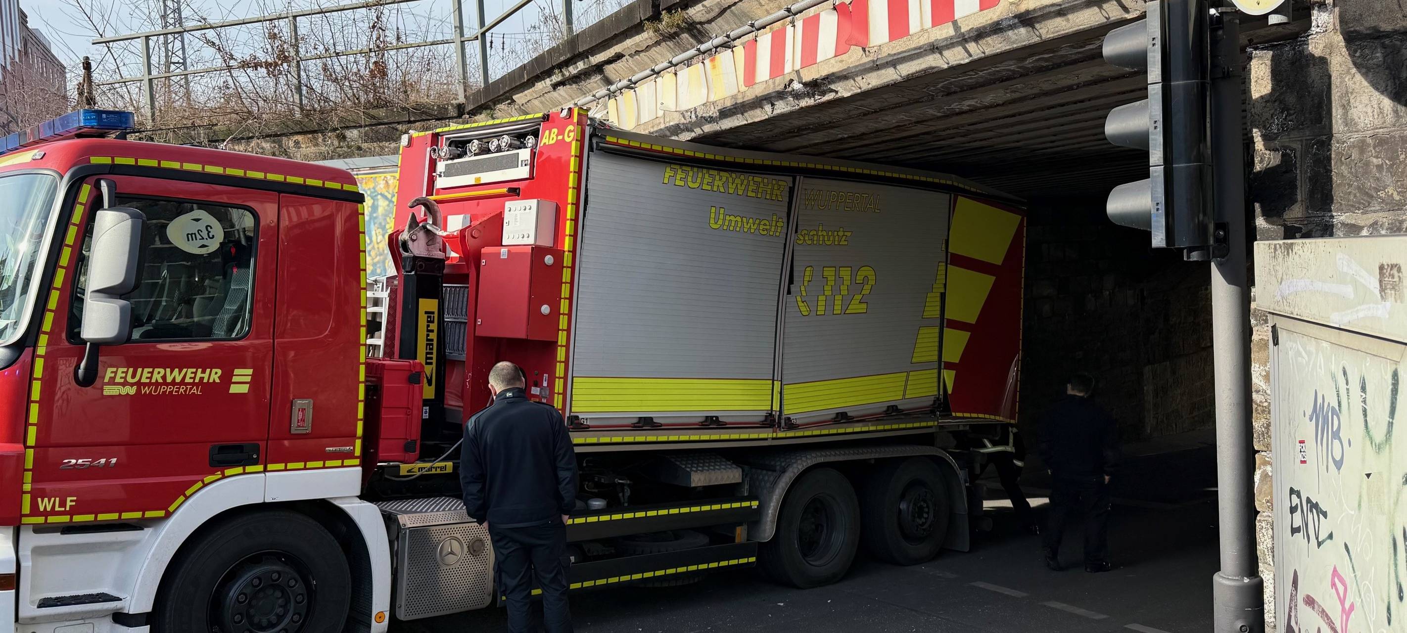 Feuerwehrwagen fährt sich fest