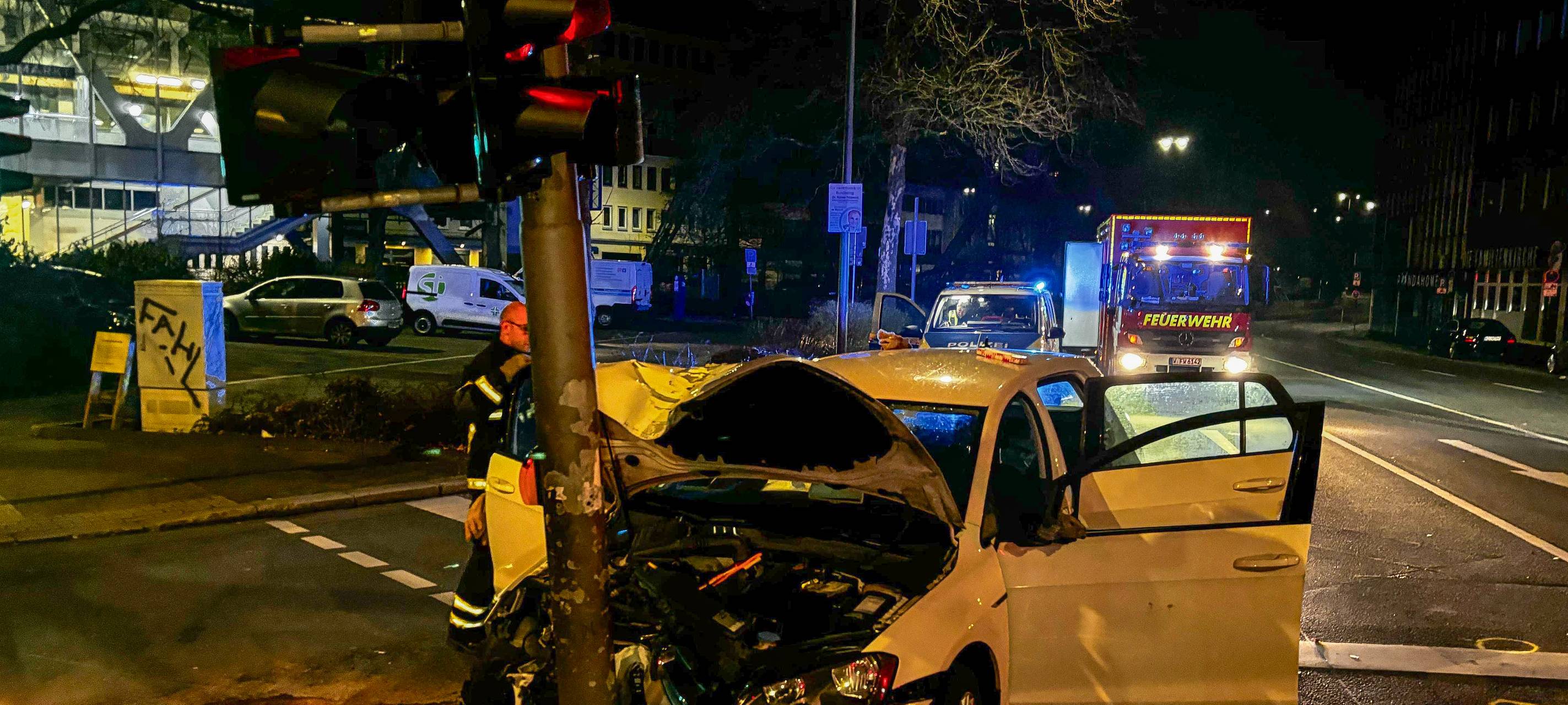 Mann (39) fährt gegen Ampel am Fischertal