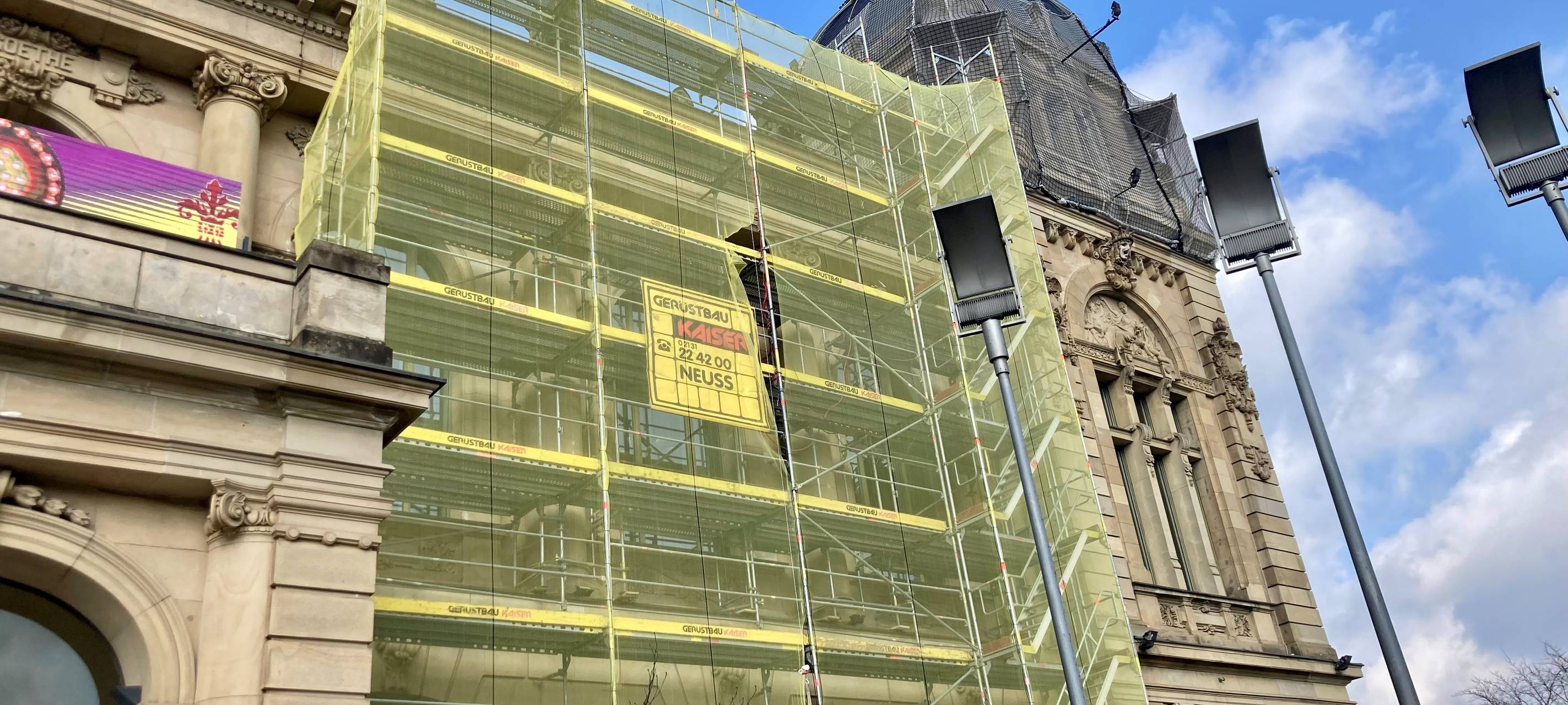 Testlauf für Sanierung der Stadthallen-Fassade läuft