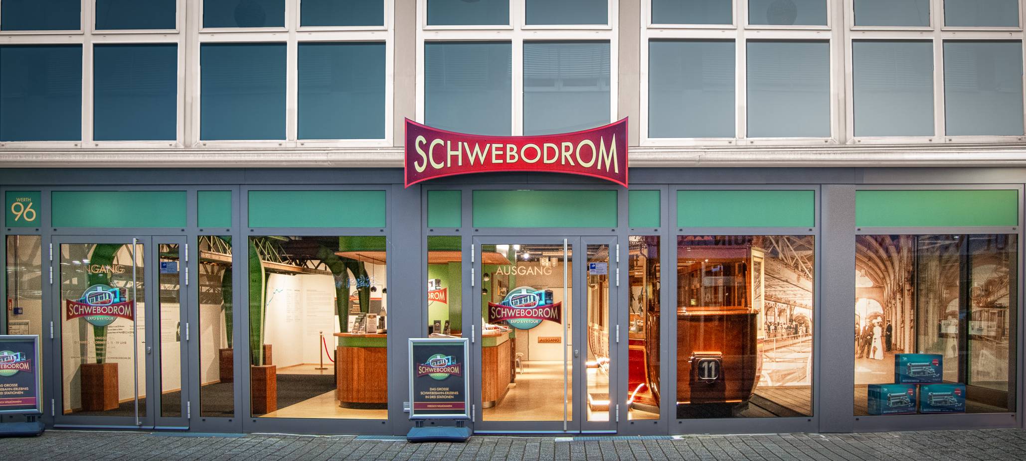 Die Fassade des Schwebodrom in einem Geschäftshaus in der Barmer Fußgängerzone