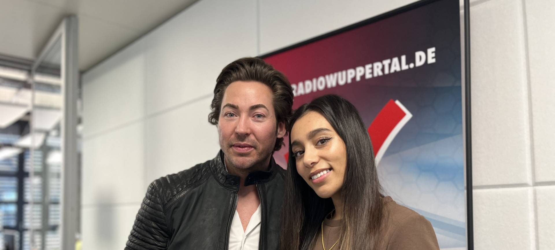 Ein Paar aus Wuppertal beim Sommerhaus der Normalos