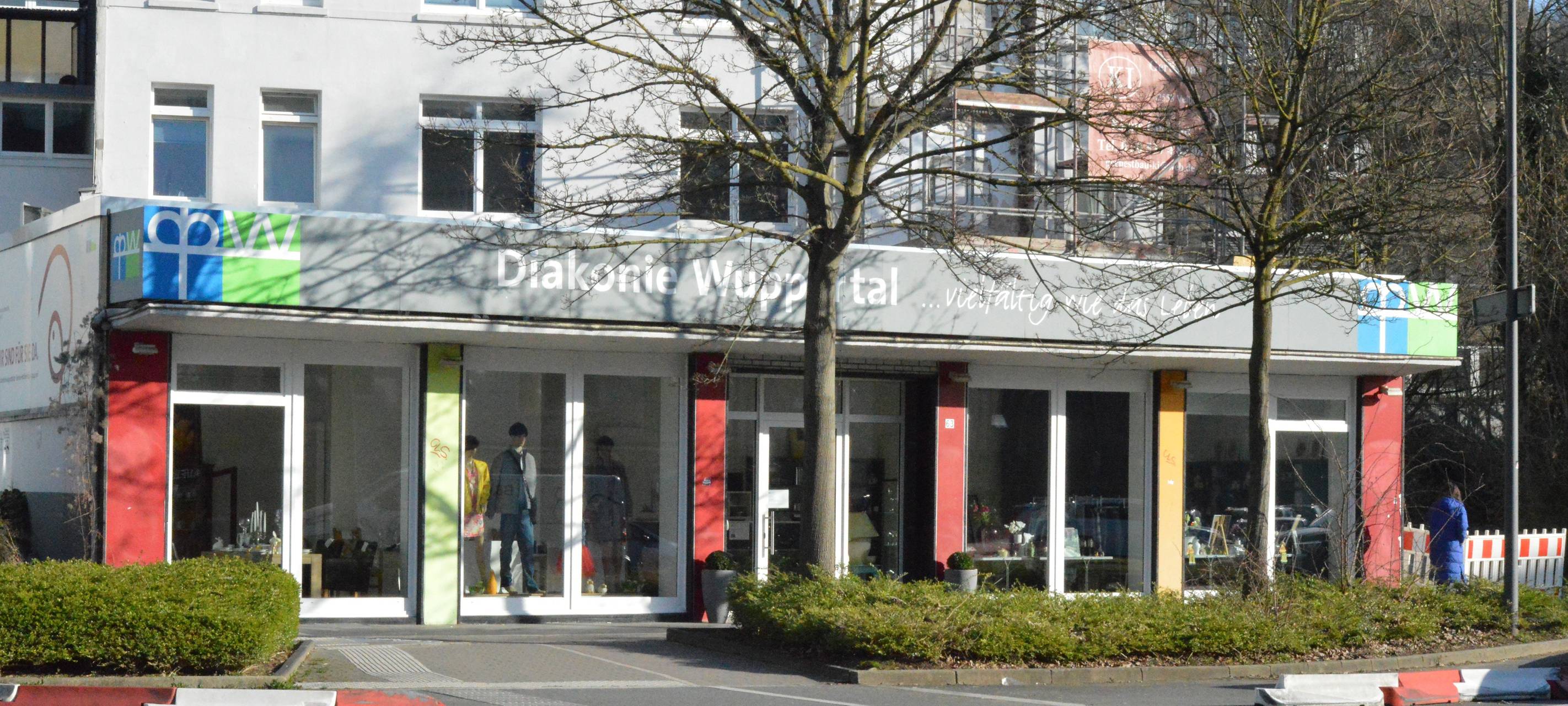 Gläserner Verbindungsgang für ein Sozialkaufhaus