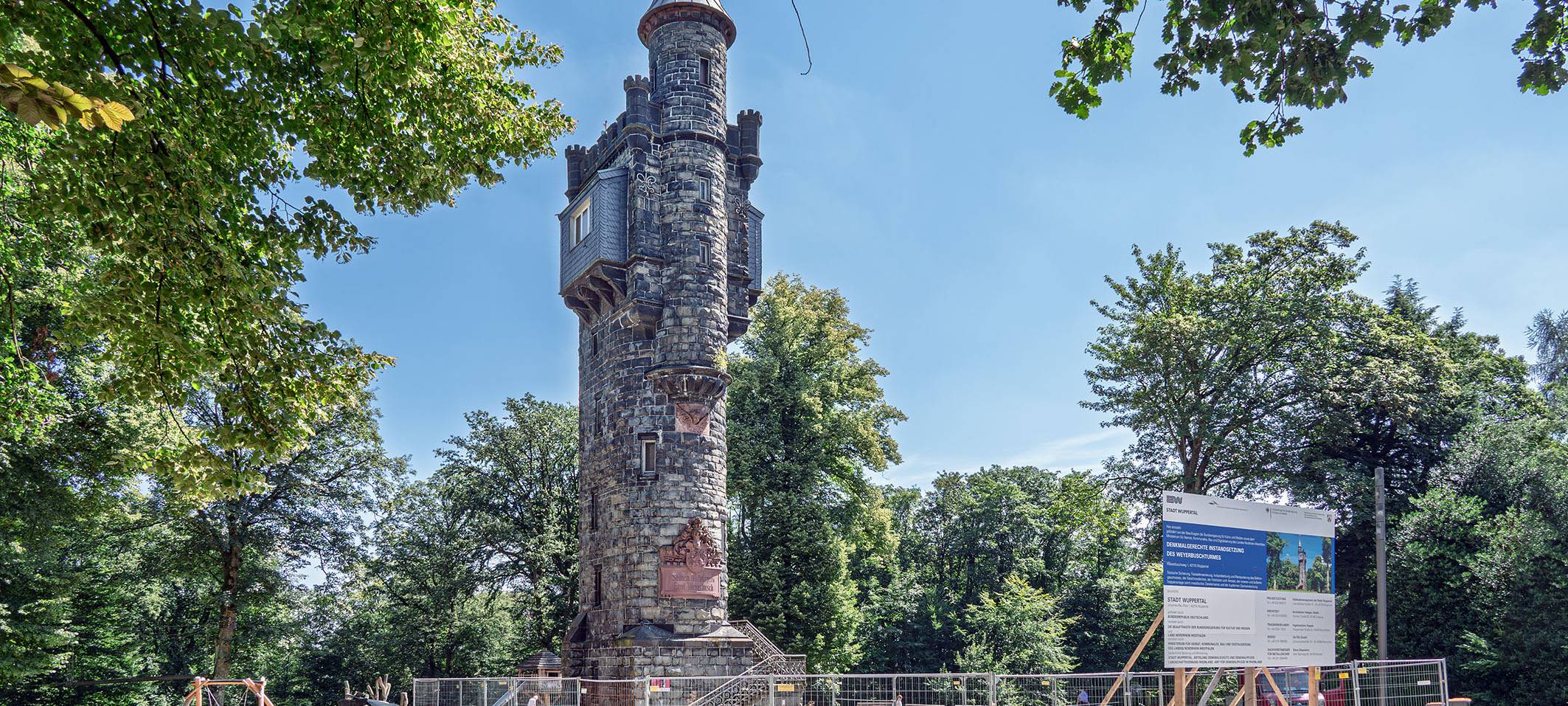 Der Weyerbuschturm mit Baustellengittern abgesperrt