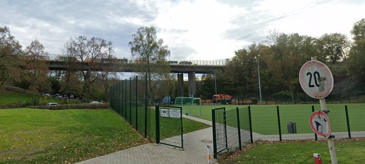 Gelber Sprung: Auto rollt über Kunstrasen