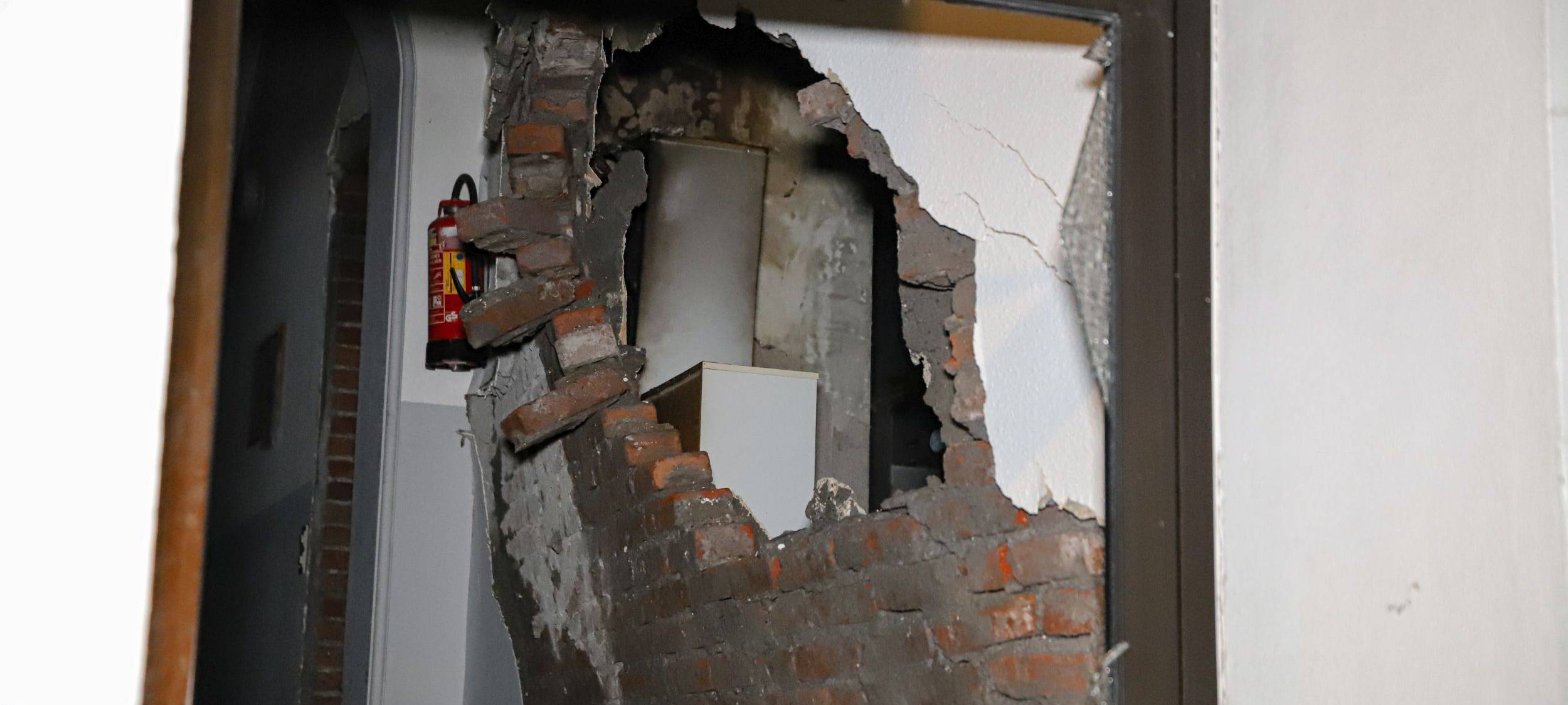 Eine schwer beschädigte Wohnung, ein Loch in der Wand