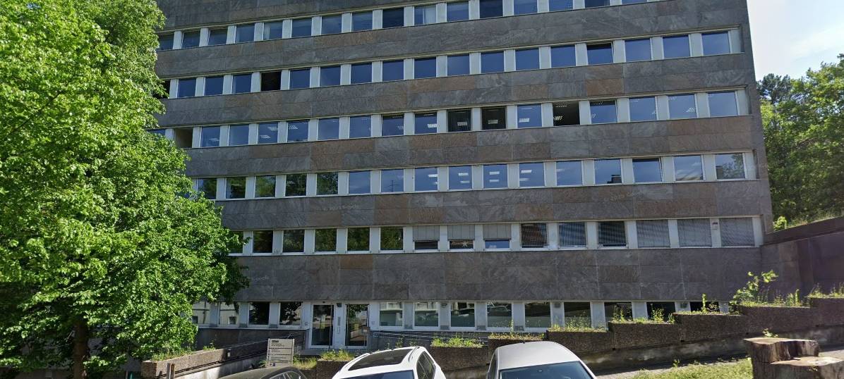Ein grauer Verwaltungsbau aus den 1960er Jahren