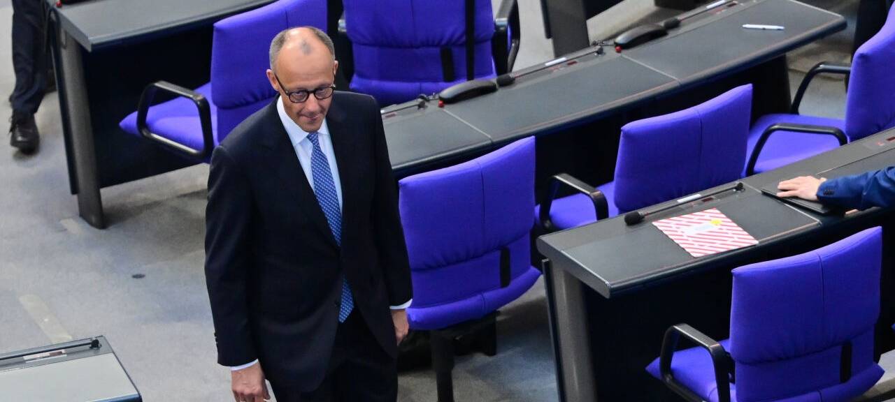Der designierte Bundeskanzler Friedrich Merz (CDU), geht im Bundestag bei der Kanzlerwahl durch die Reihen. Im Bundestag findet die Wahl und Vereidigung des Bundeskanzlers und der neuen Bundesregierung statt.