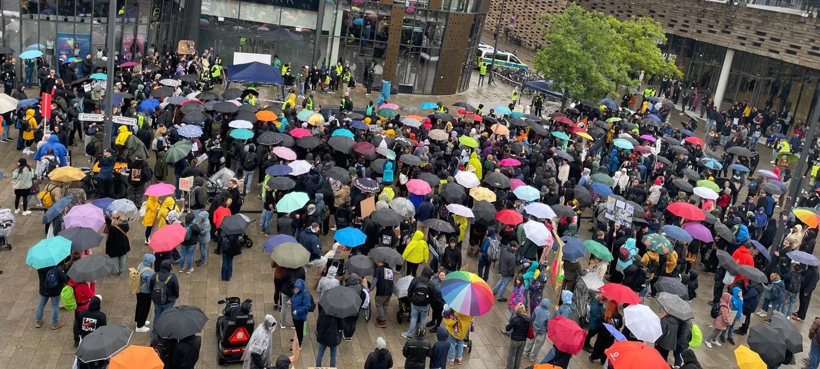 Etwa 2000 Anhänger und Anhängerinnen bei Demo gegen Zoos am Döppersberg