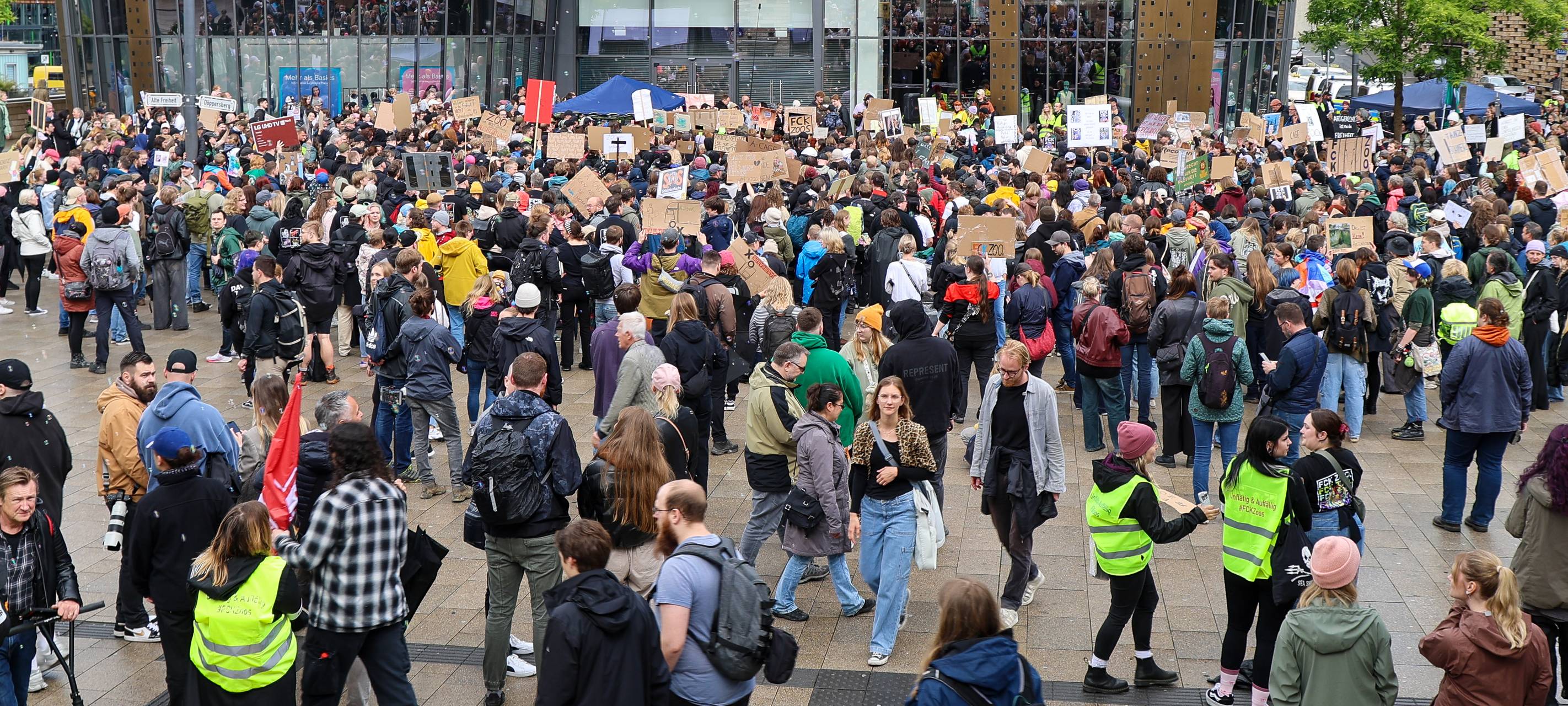 Anti-Zoo-Demo am Döppersberg