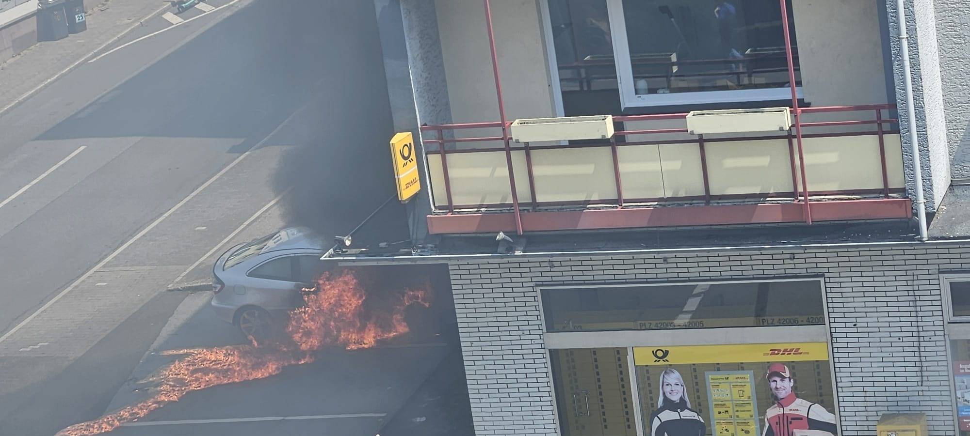 Geparktes Auto fängt Feuer