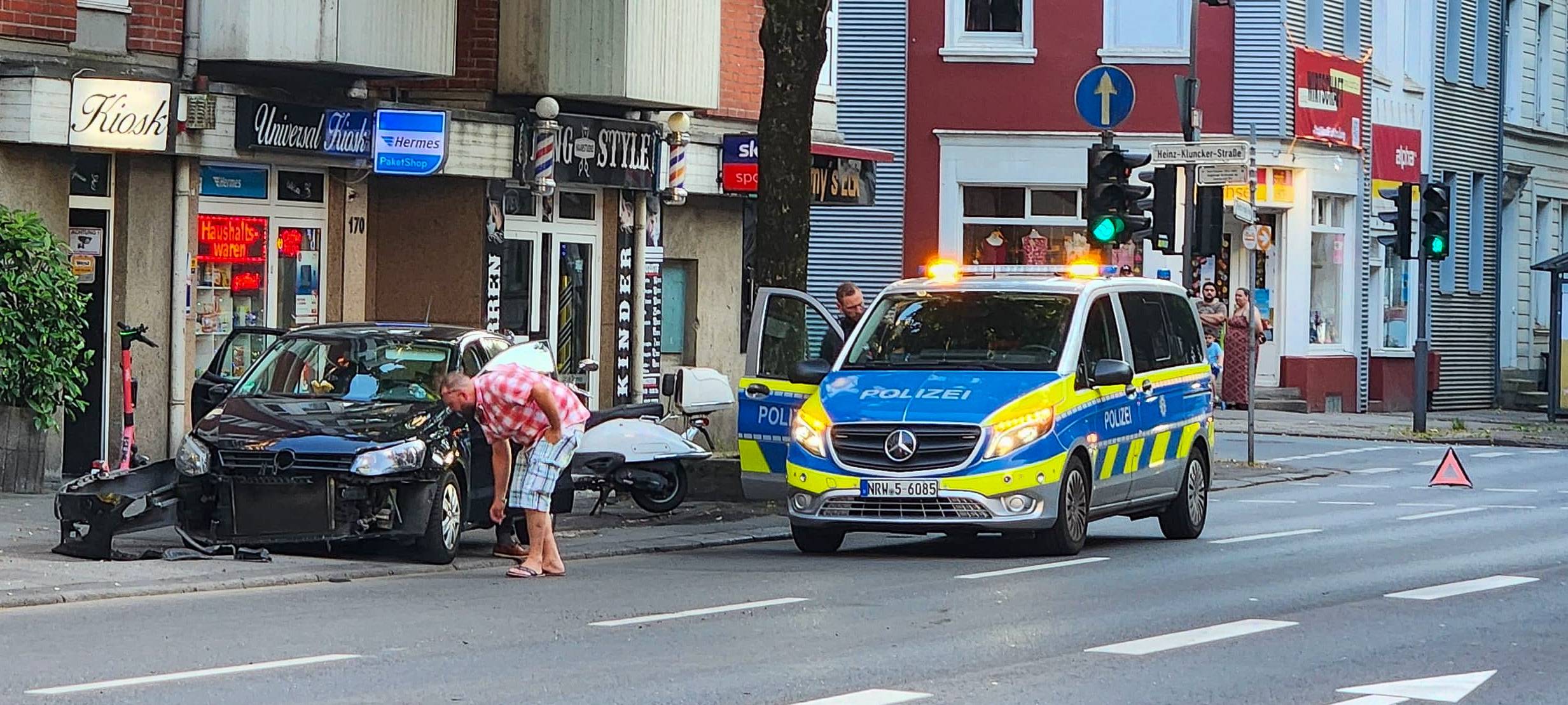Wieder landet ein Auto auf dem Dach