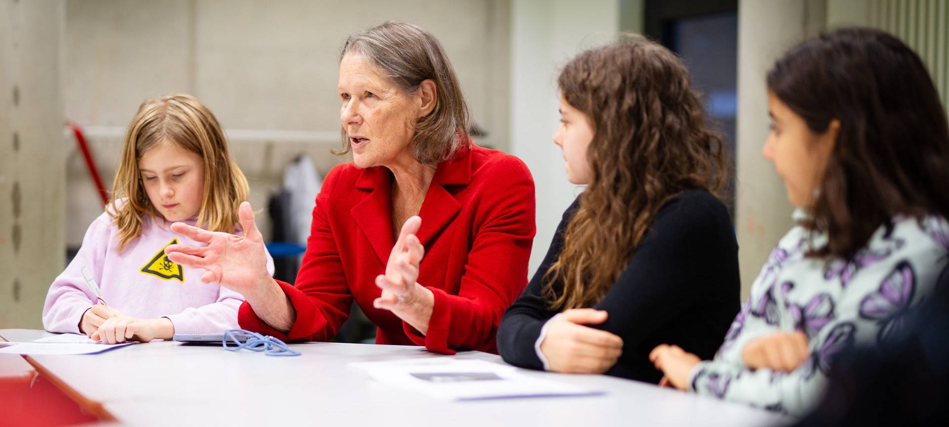 Christina Rau bei ihrem Besuch im Dezember 2024 in der Junior Uni.