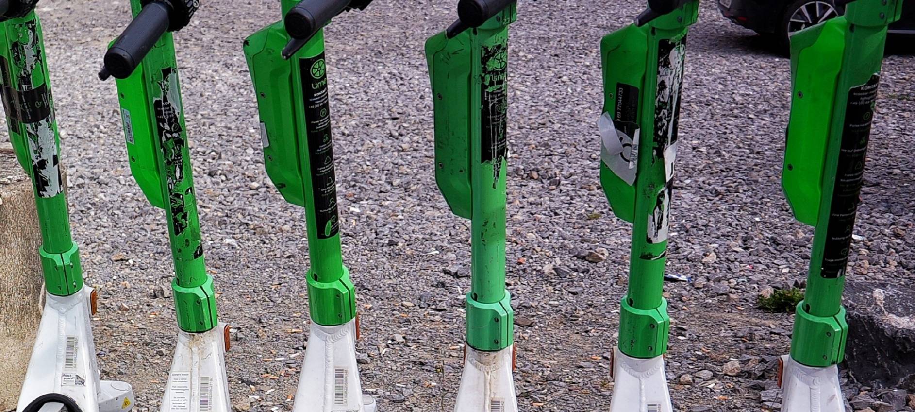 E-Scooterfahrer (79) bei Sturz schwer verletzt