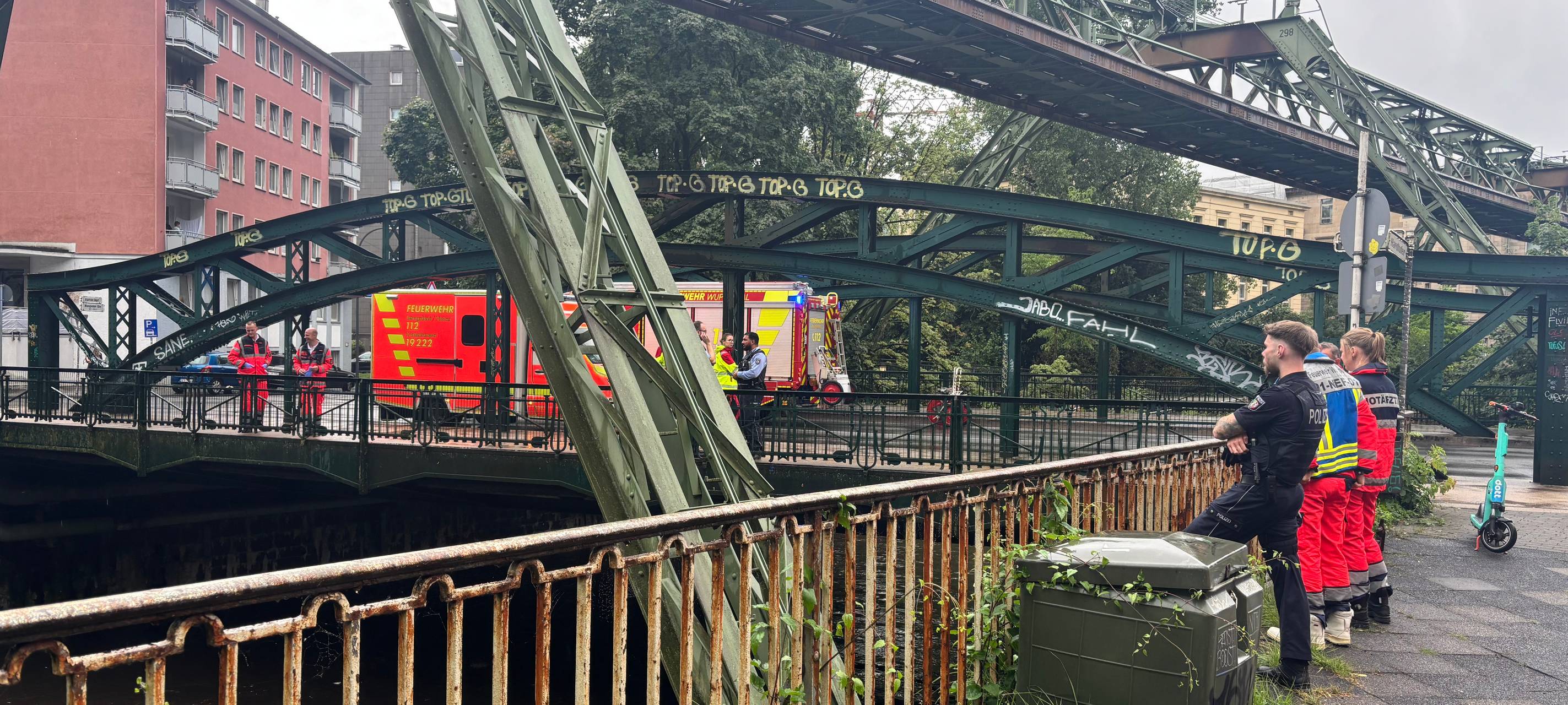 Mann klettert auf Schwebebahnstütze