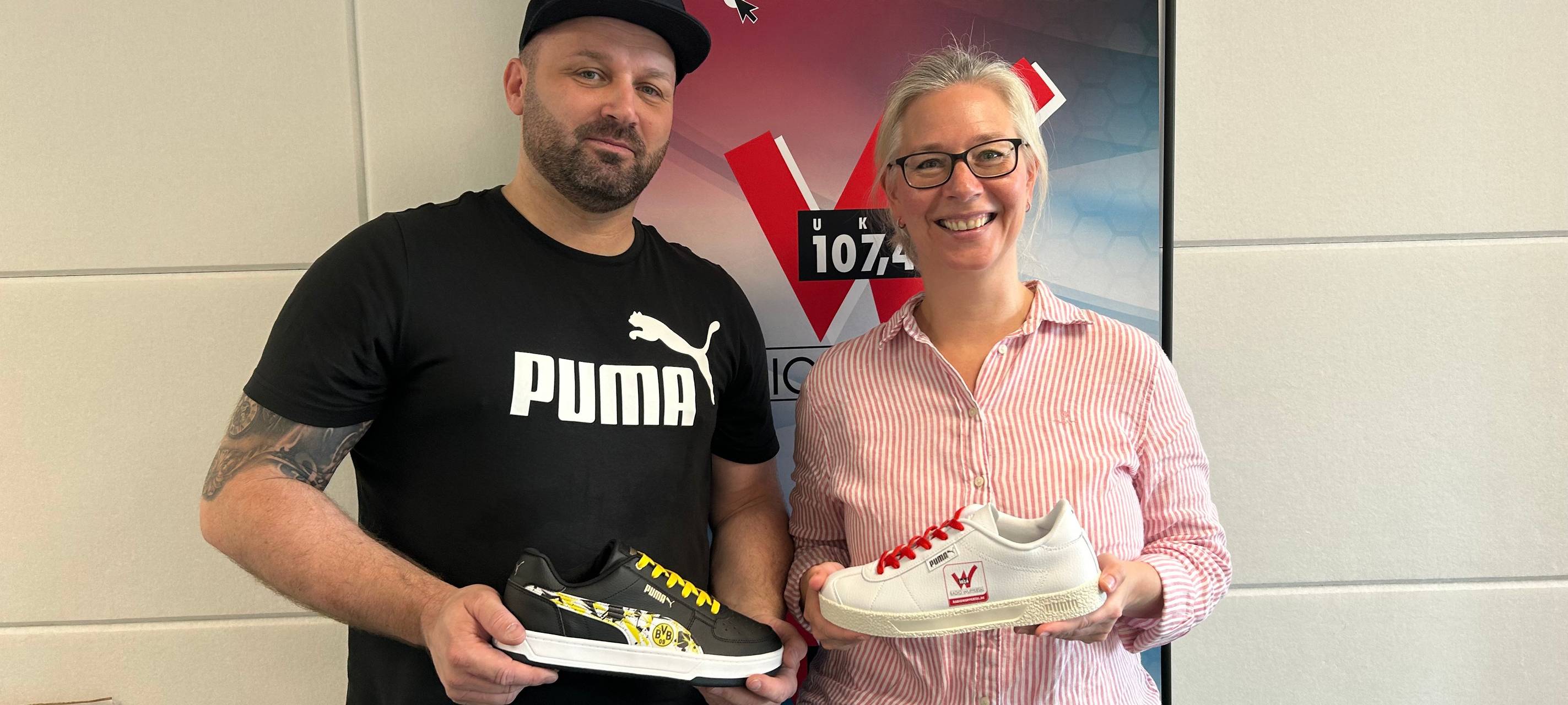 Wir hören hinters Schaufenster