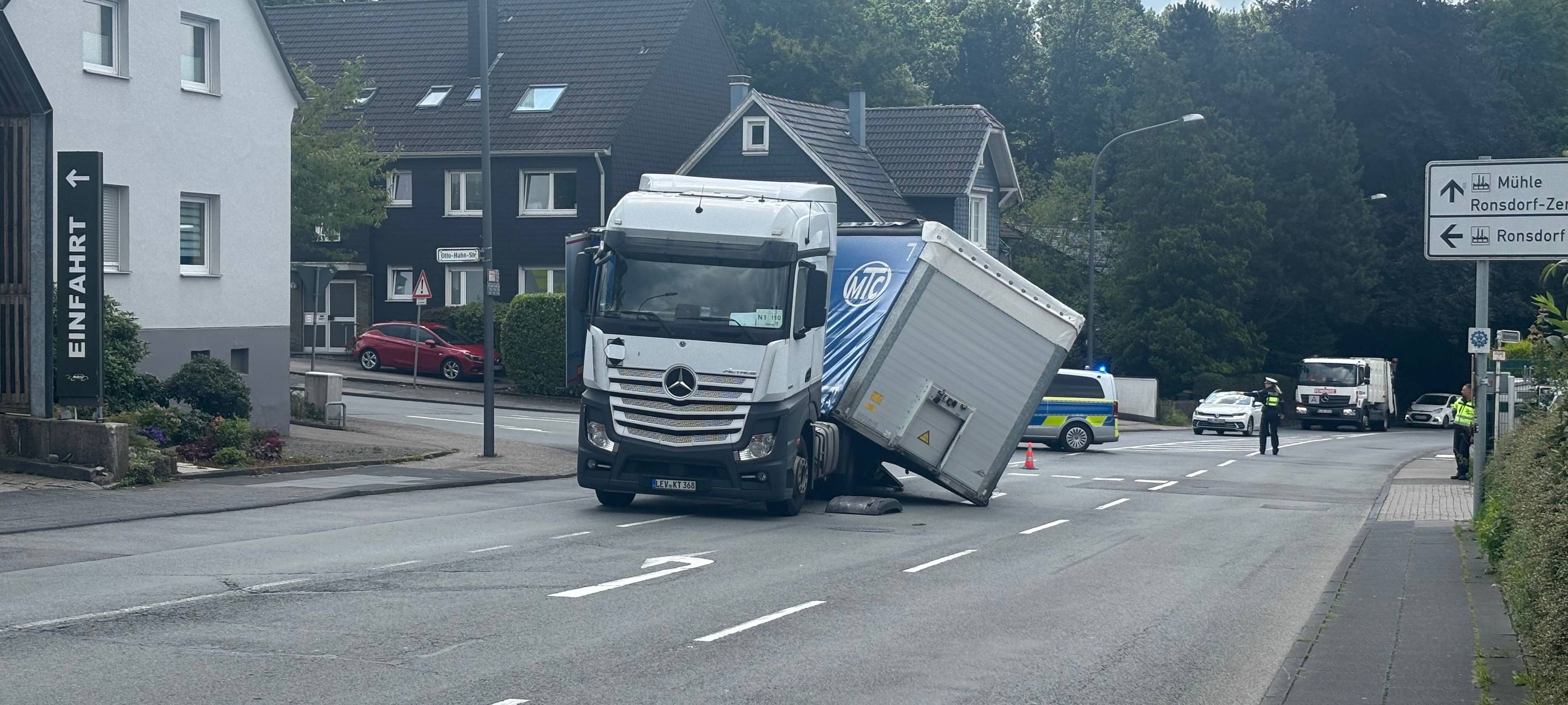 LKW-Anhänger in Ronsdorf umgekippt