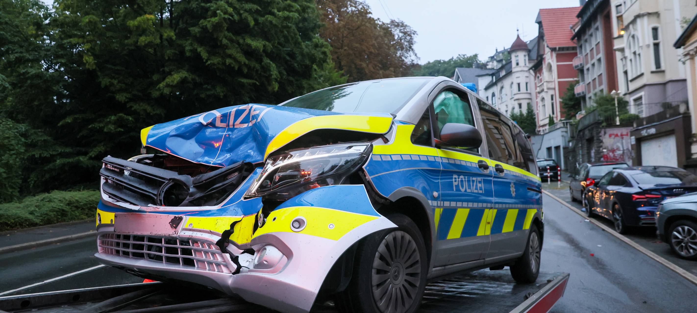 Polizeiauto rammt andere Autos