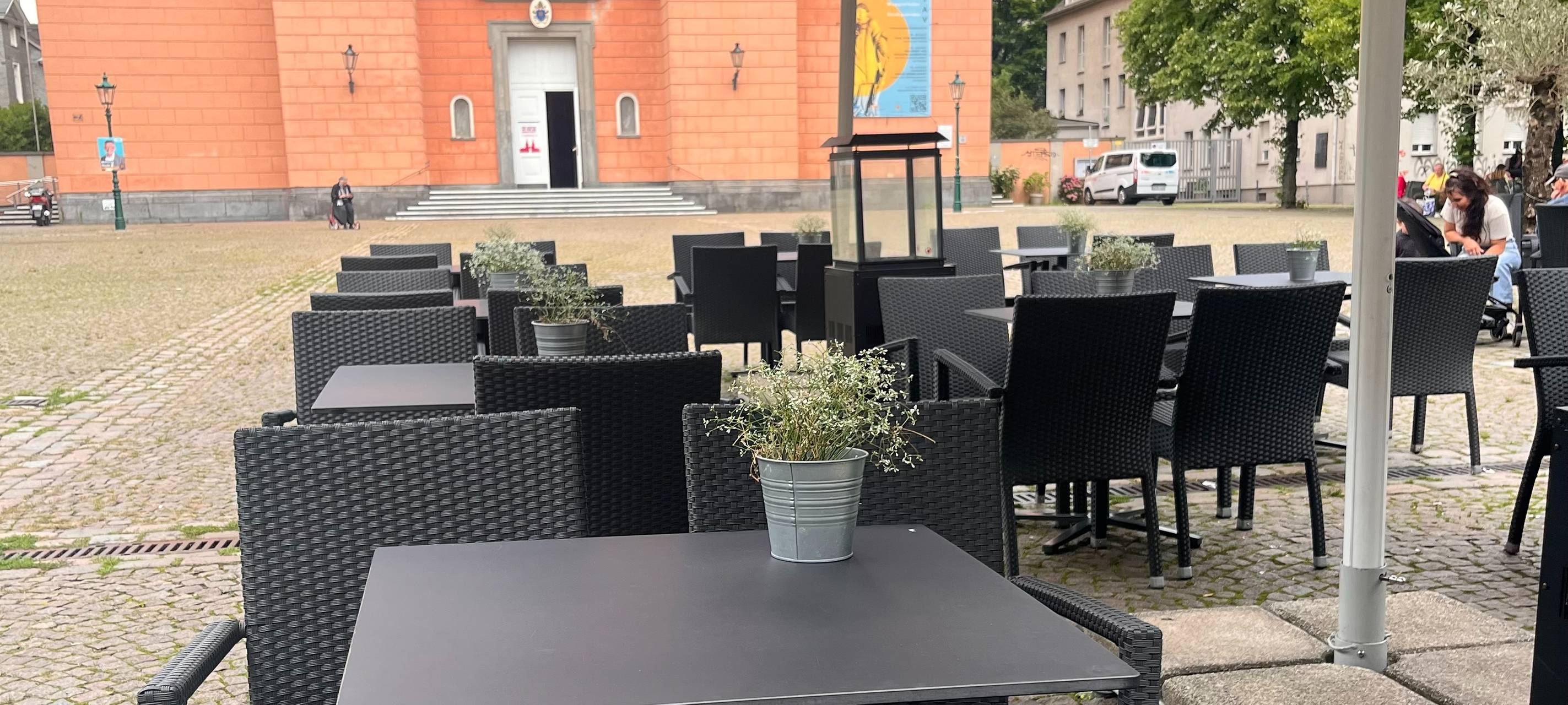 zu sehen ist eine leere Außengastronomie am Laurentiusplatz