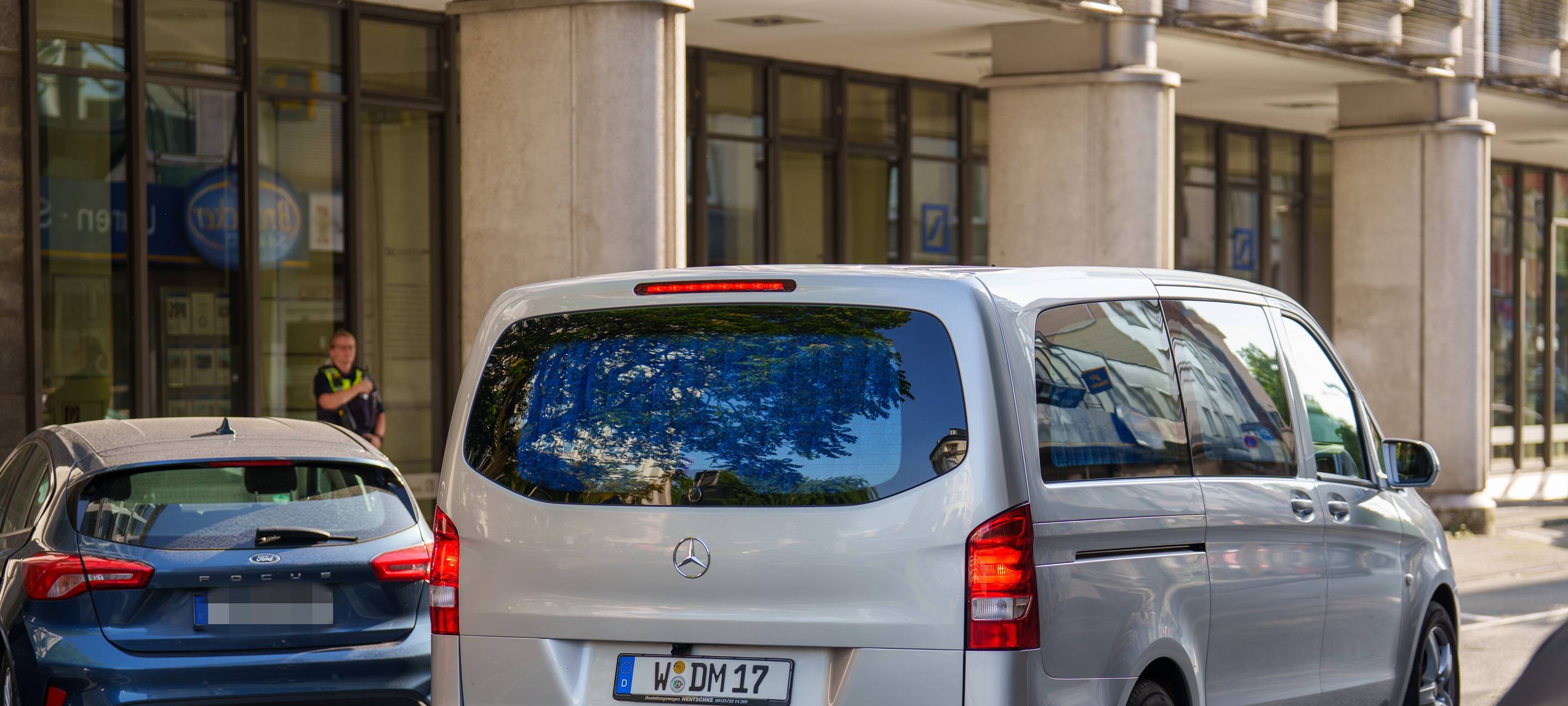 Einsatzkräfte finden einen Toten in einem Auto