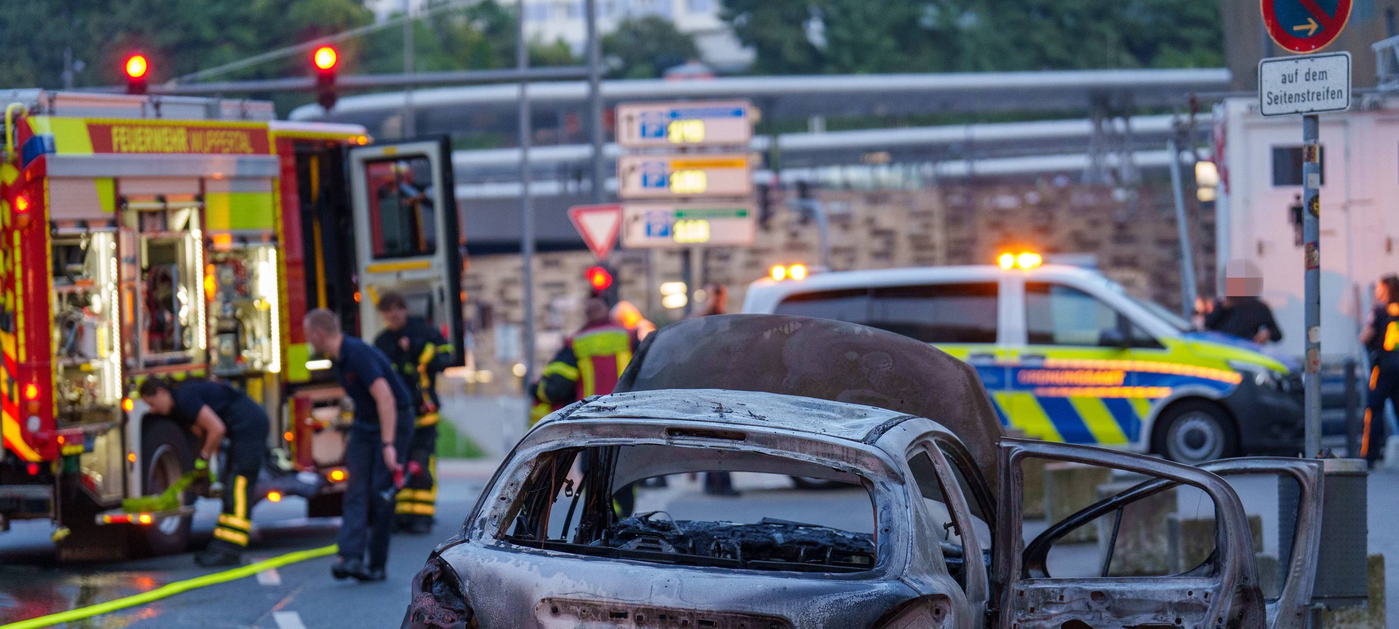 Auf der Morianstraße steht das ausgebrannte Auto