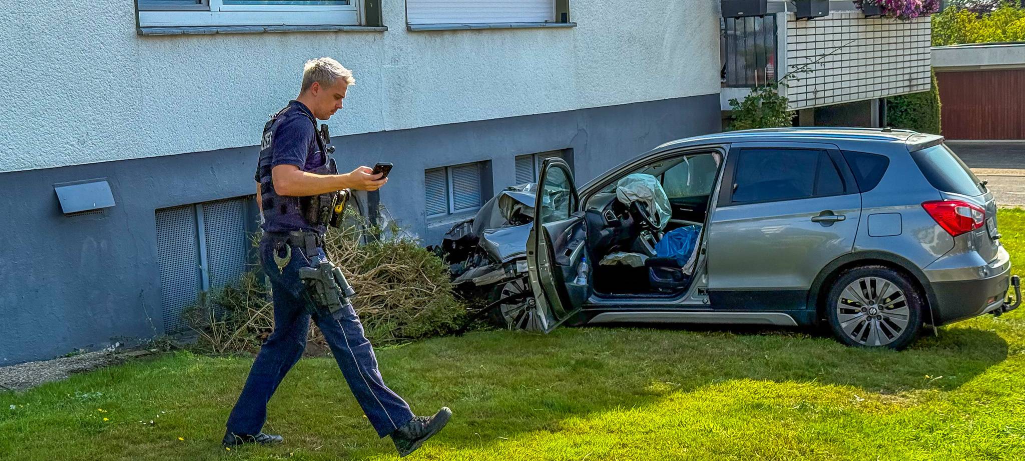 84-Jährige fährt in Hauswand