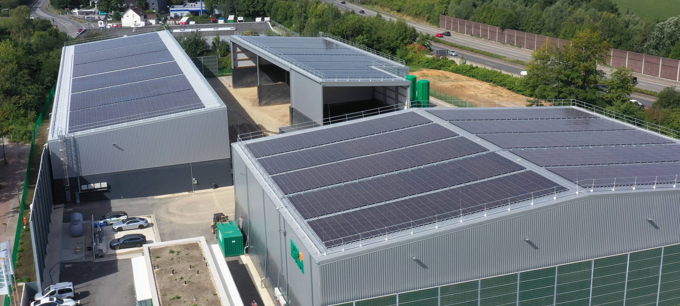 Strom vom Dach der Bodenrecyclinganlage