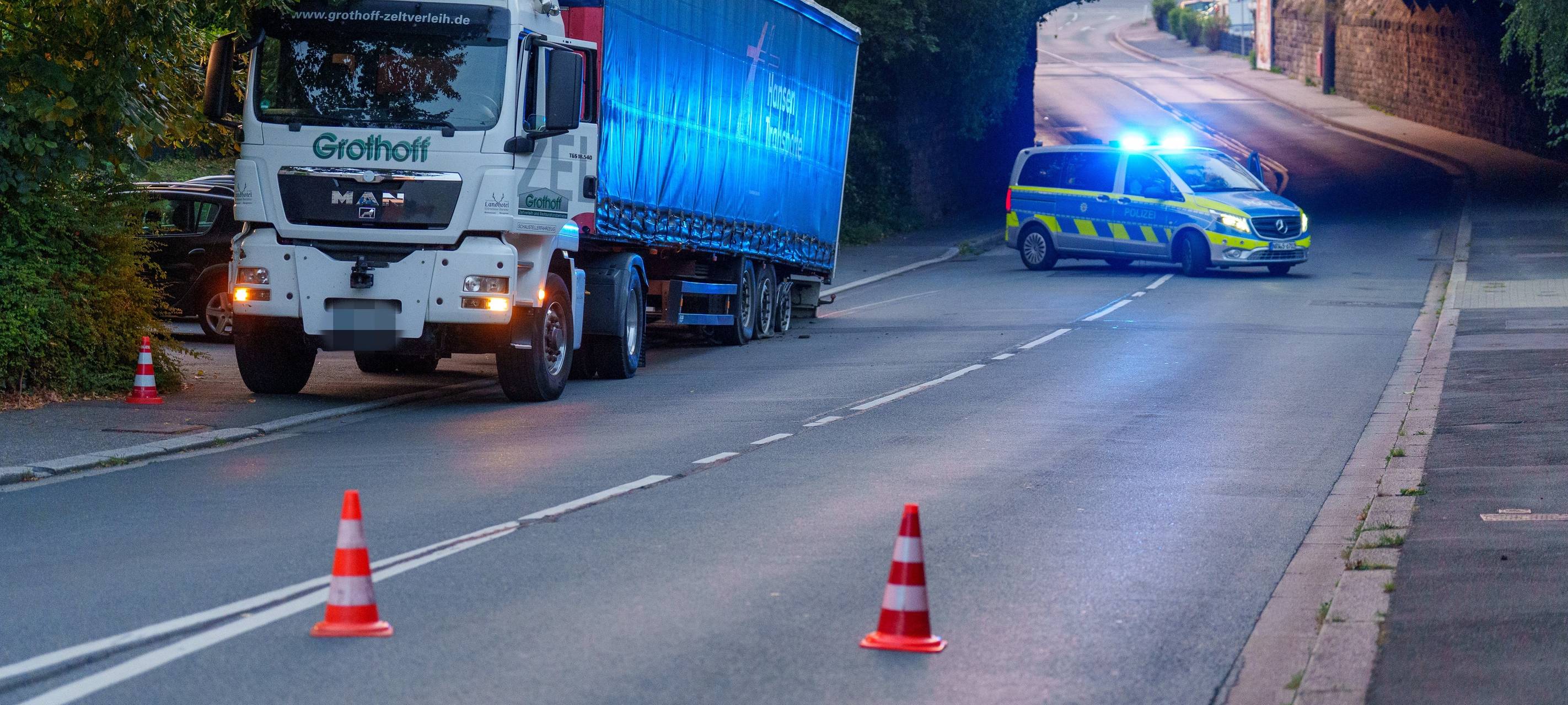 LKW-Reifen platzen wegen Überladung