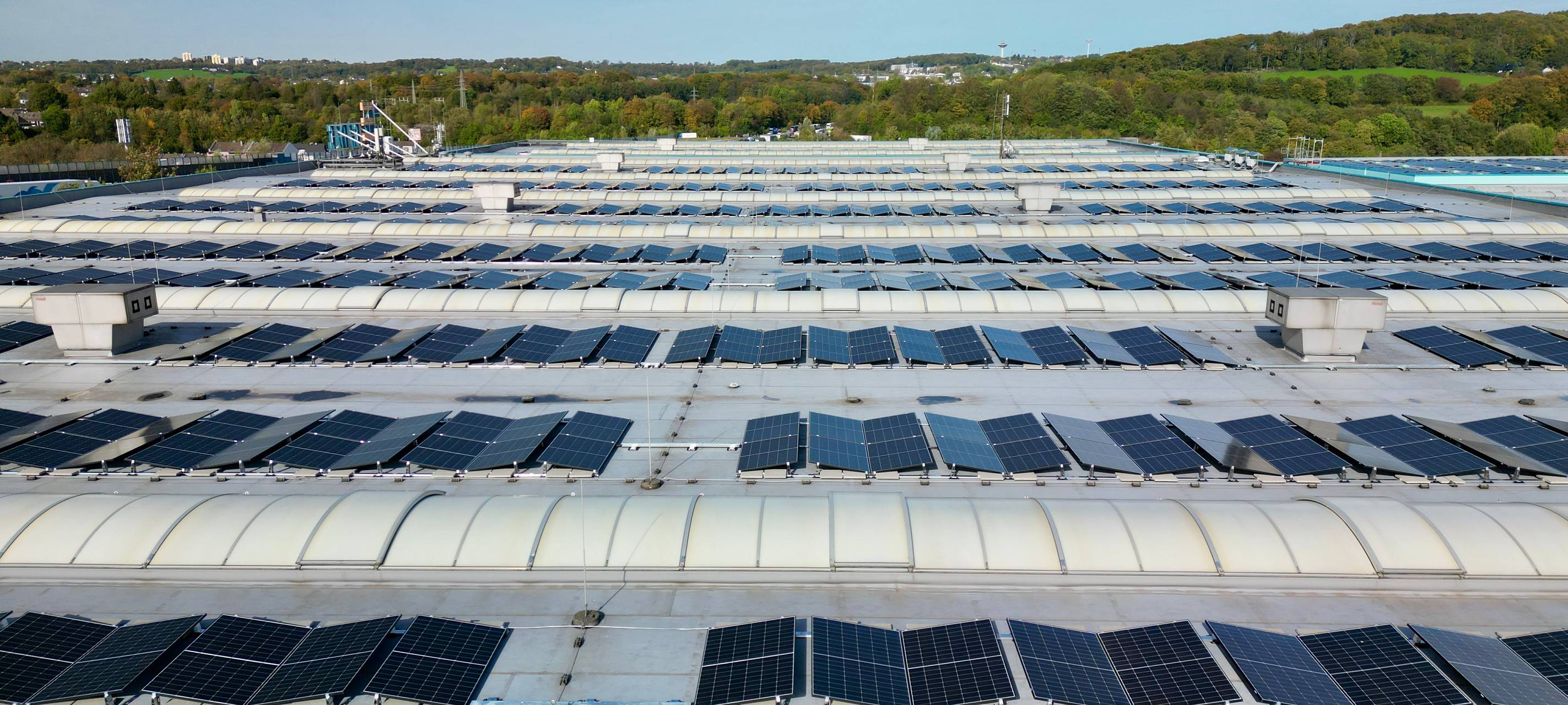 zu sehen ist eine Photovoltaikanlage auf dem Dach des EDE