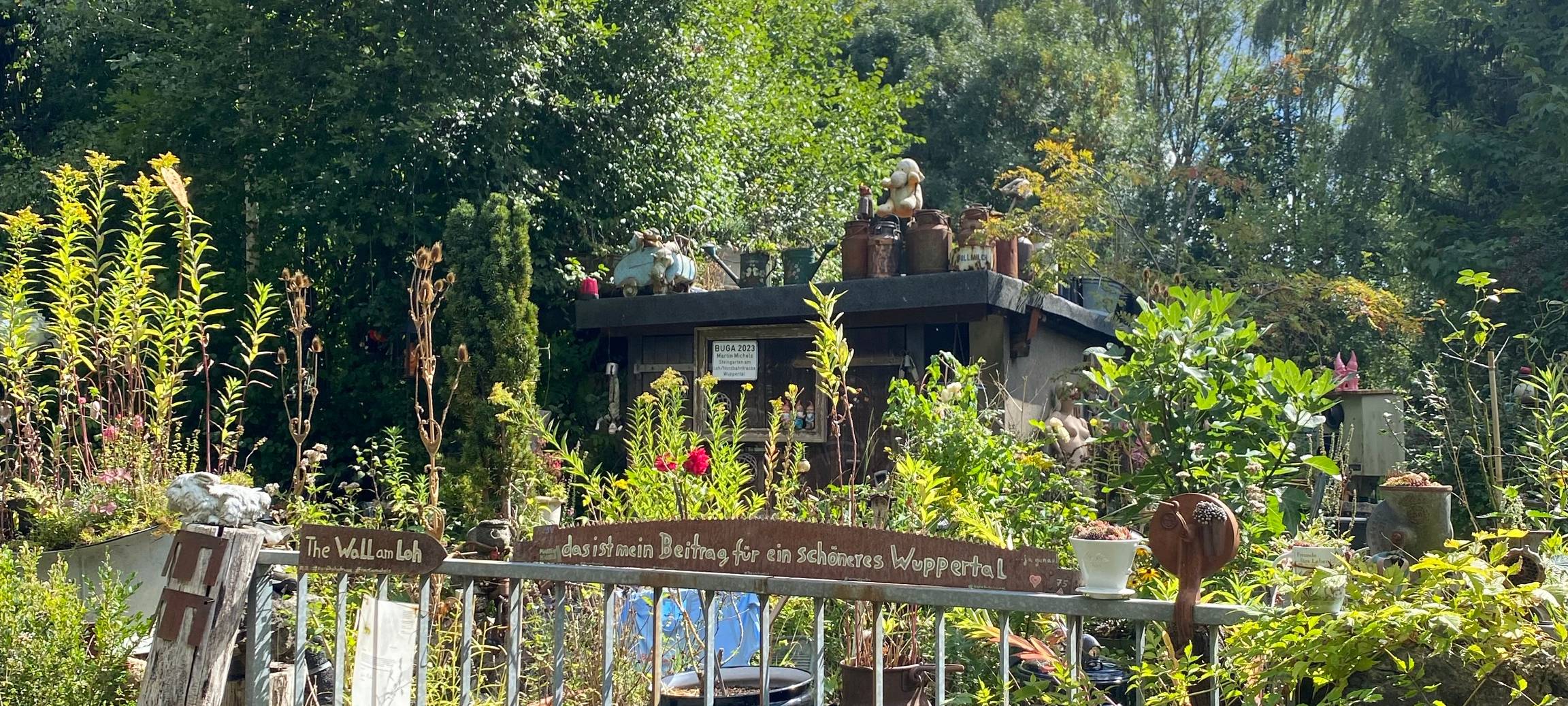 zu sehen sind die Grünanlagen des Bahnhof Loh