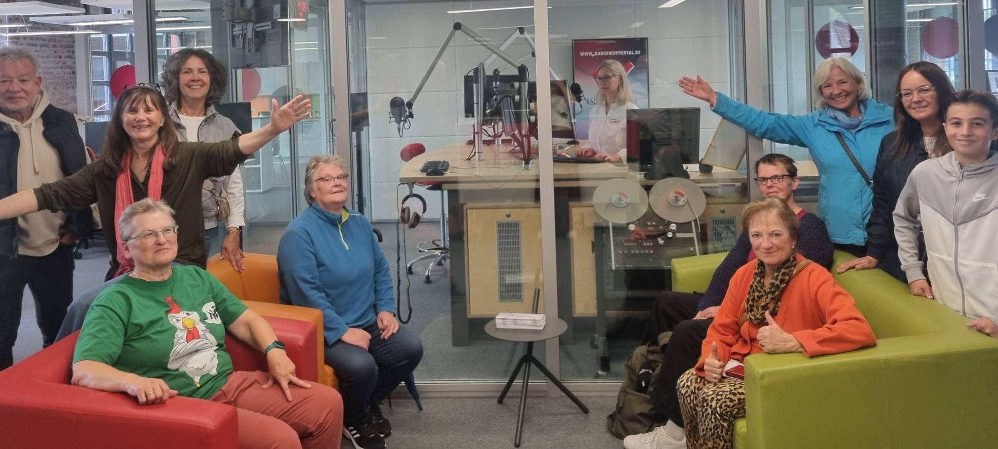 zu sehen ist eine Gruppe von Menschen in der Radio Wuppertal Redaktion