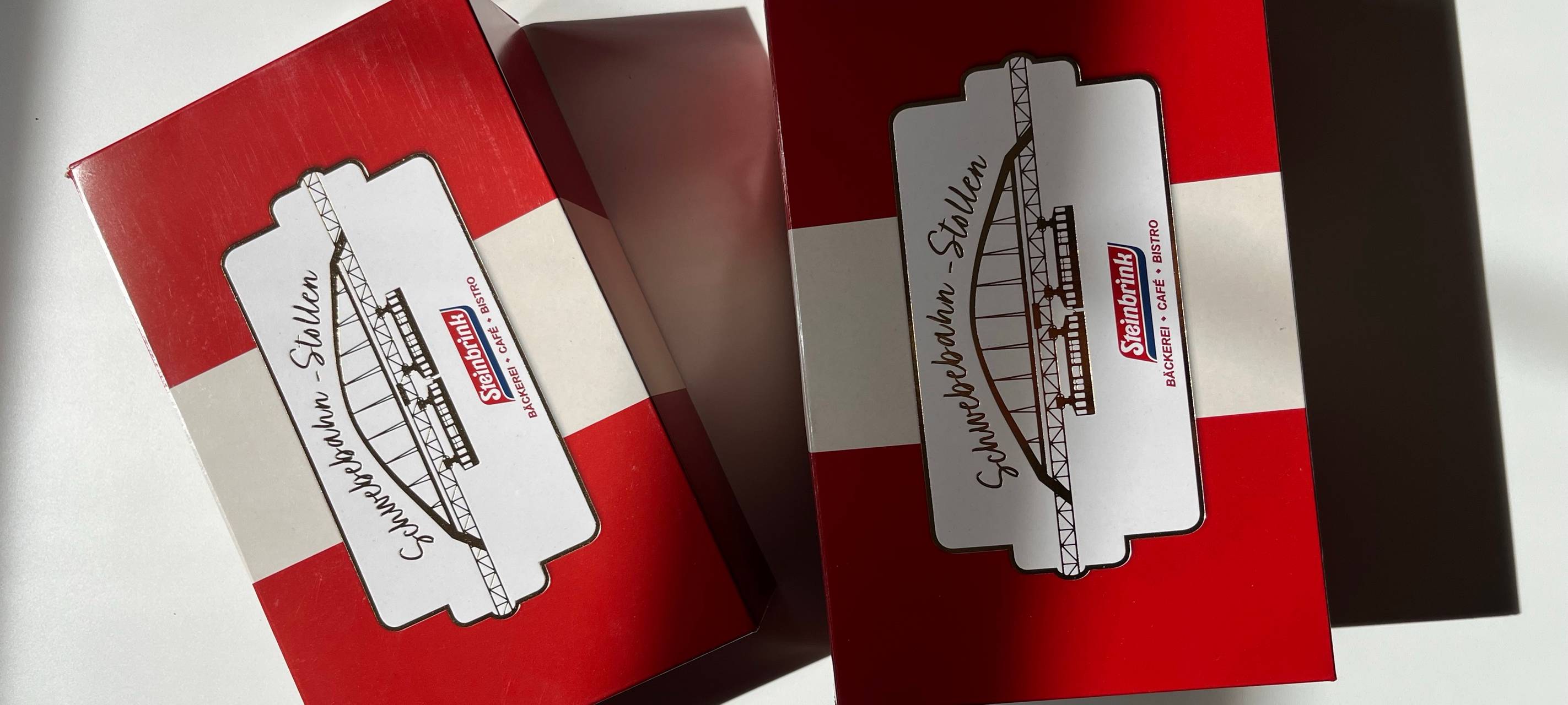 Zu sehen sind zwei Christstollen der Bäckerei Steinbrink, der Schwebebahn-Stollen.