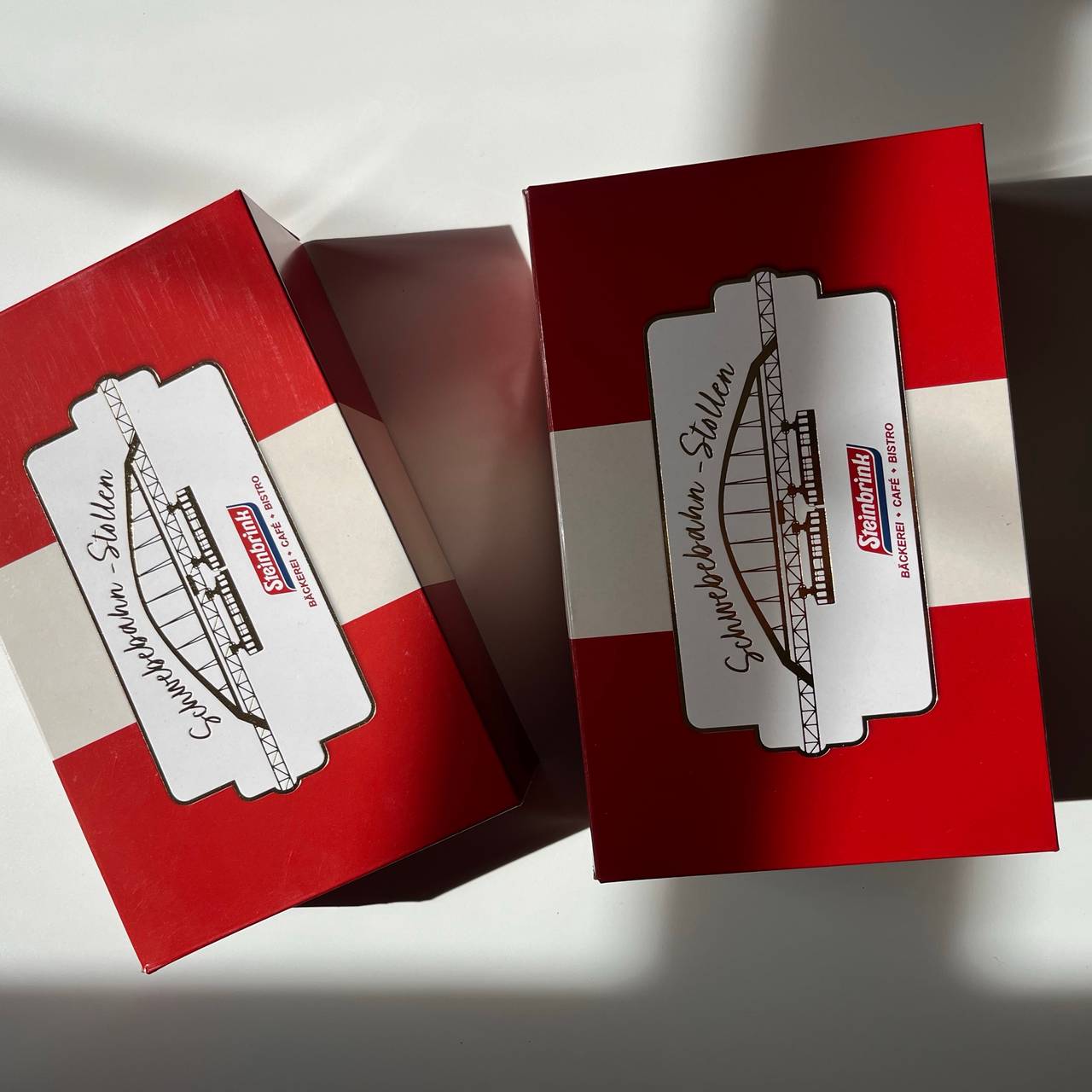 Zu sehen sind zwei Christstollen der Bäckerei Steinbrink, der Schwebebahn-Stollen.